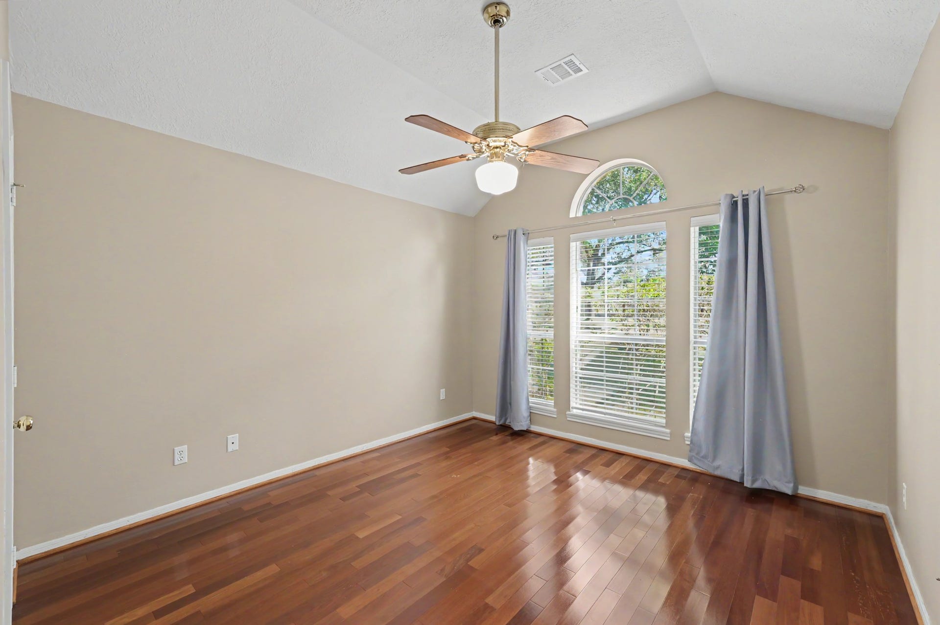 419 Dover Lane, Spring, TX 77373 Bright and inviting second bedroom with vaulted ceilings, bathed with natural light, & elegant hardwood floors. Walk-in closet.