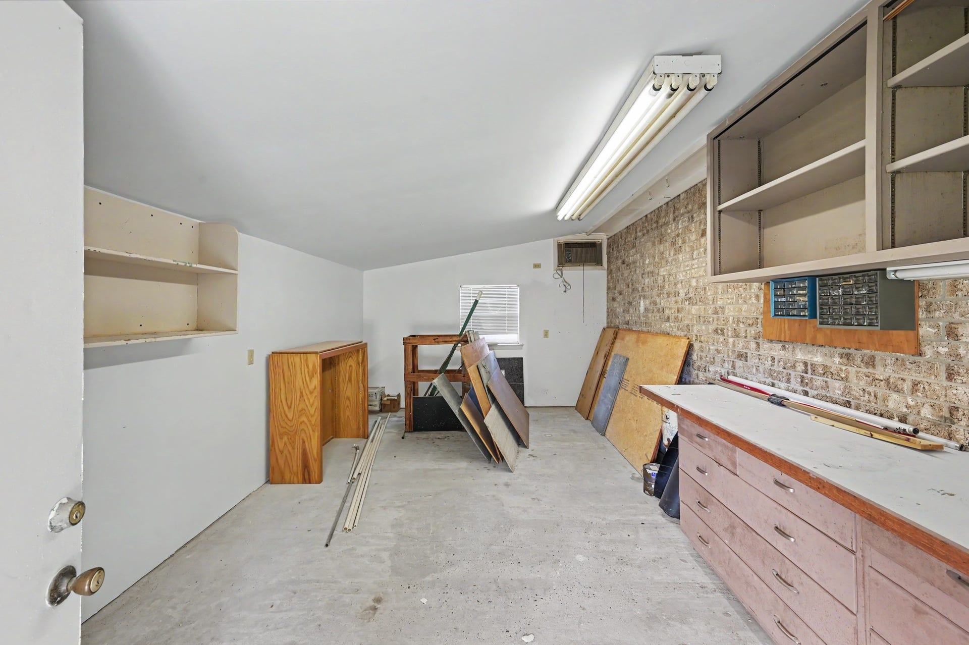 419 Dover Lane, Spring, TX 77373 Spacious workshop with ample storage, ideal for projects and organization.
