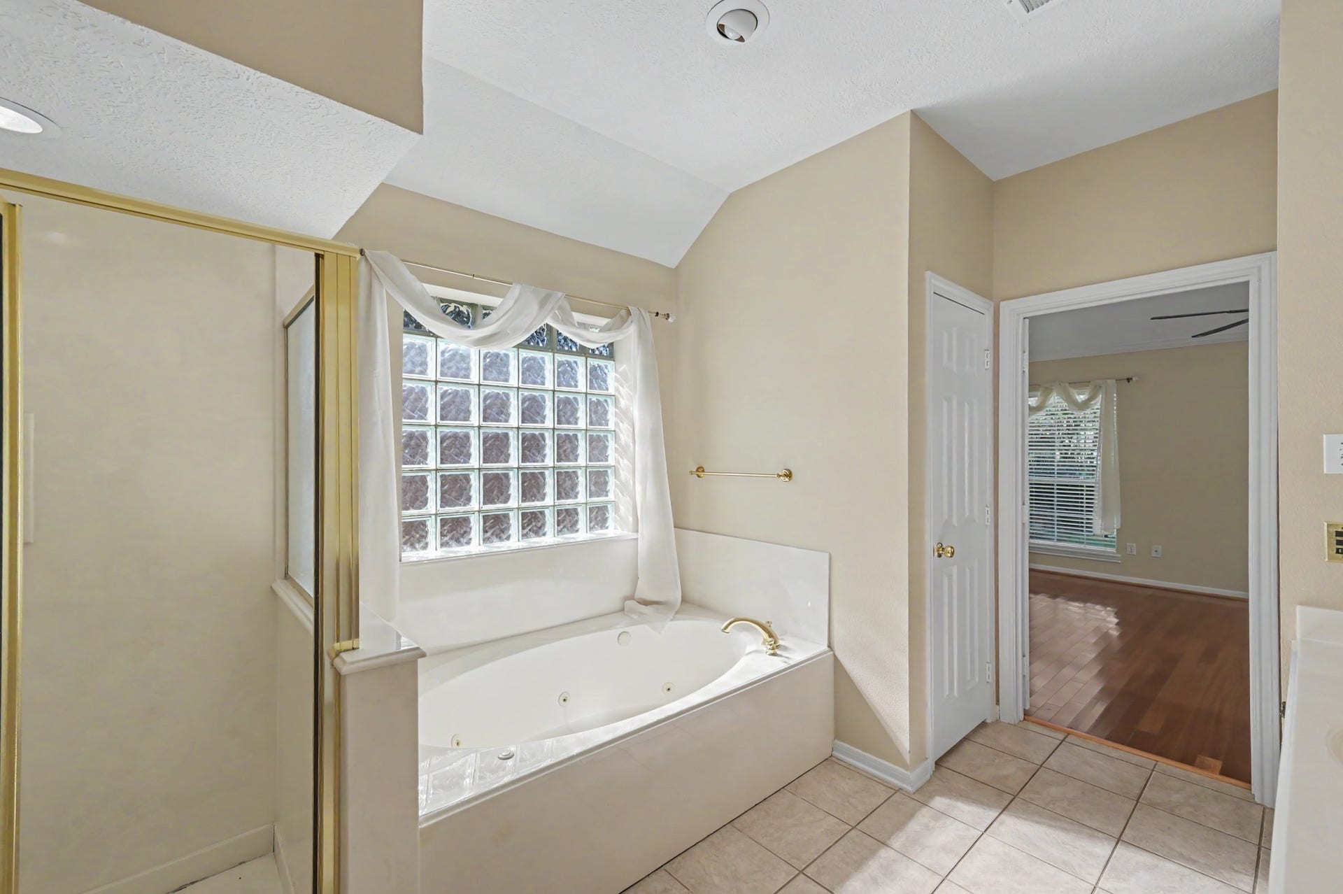 419 Dover Lane, Spring, TX 77373 Another view of the primary bathroom.