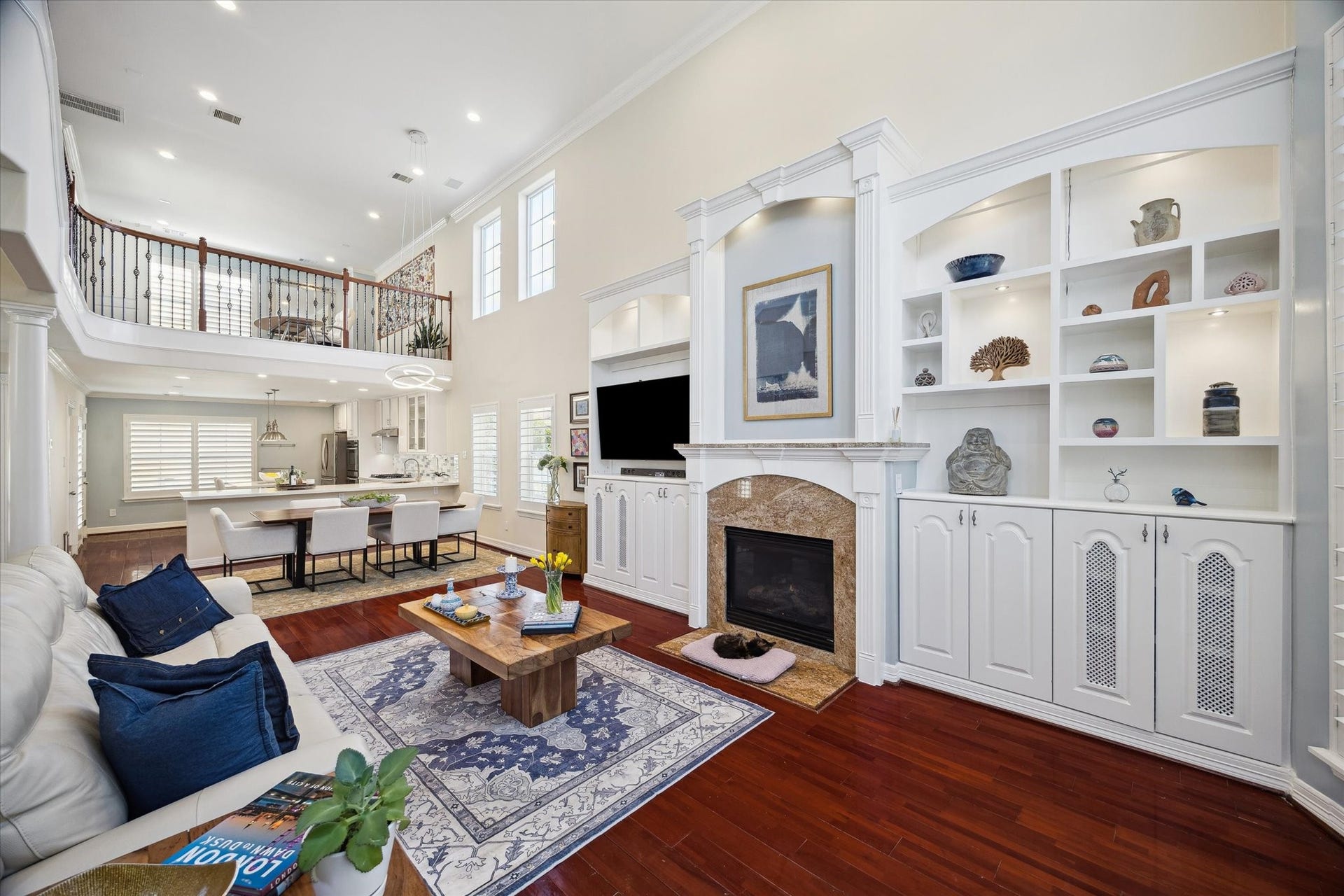5717 Val Verde Street, #C, Houston, TX 77057 Open layout connecting to the dining and kitchen areas. The room is bright and inviting.