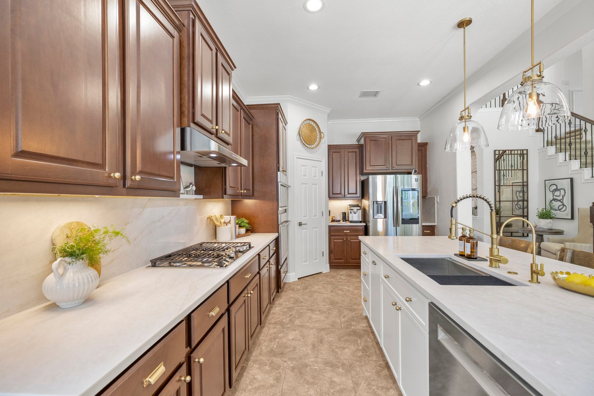 26 Winhall Place, The Woodlands, TX 77354 From quiet mornings over coffee to evenings spent cooking and catching up, this is a kitchen designed for everyday life.