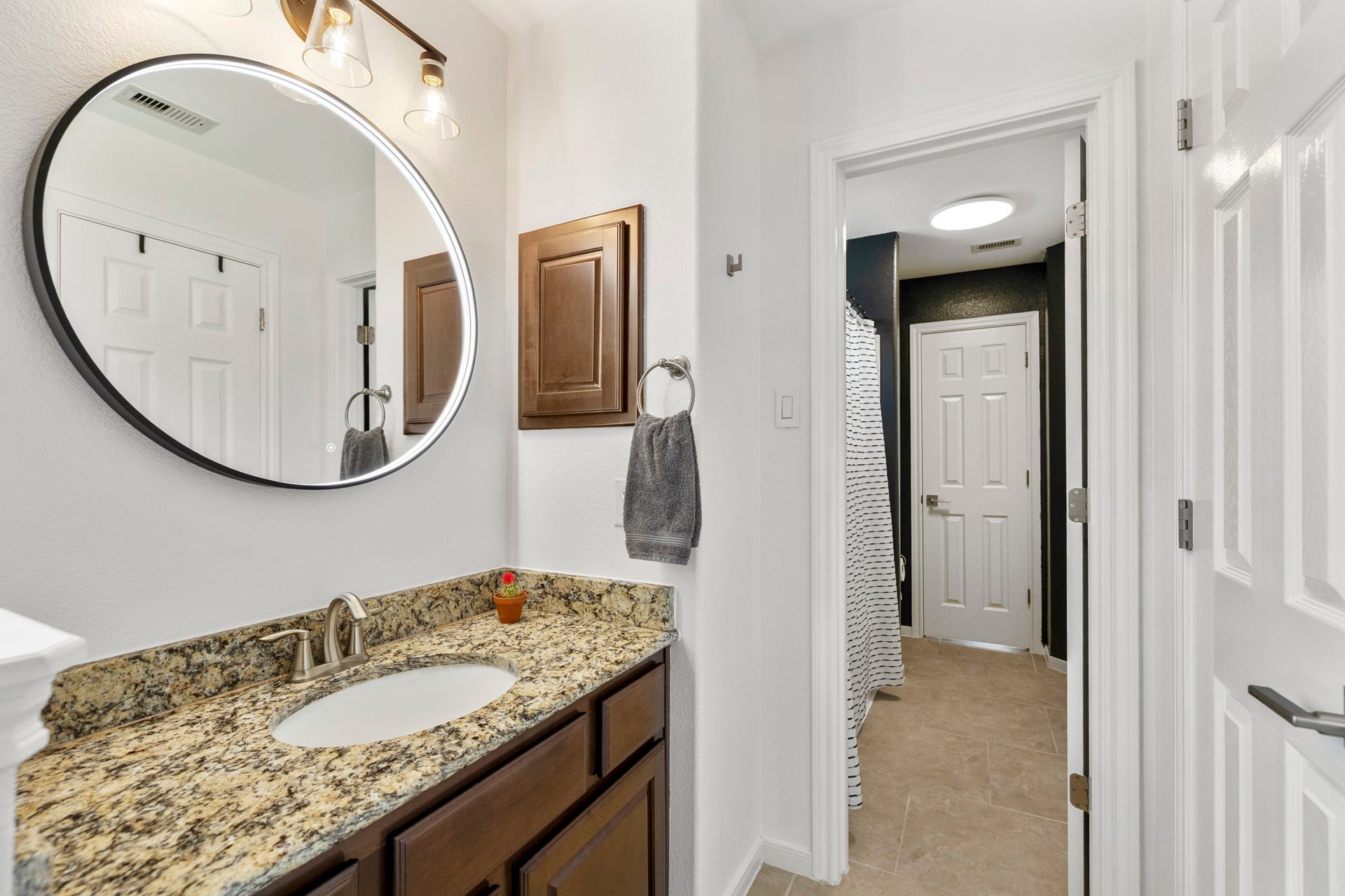 26 Winhall Place, The Woodlands, TX 77354 Thoughtful finishes continue into the en-suite bath, creating a bright and polished space for everyday routines.