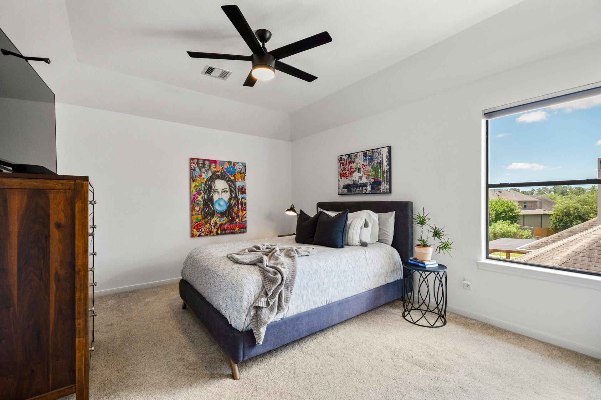 26 Winhall Place, The Woodlands, TX 77354 The third upstairs bedroom offers even more flexibility, with generous space to grow, study, relax, or welcome guests.