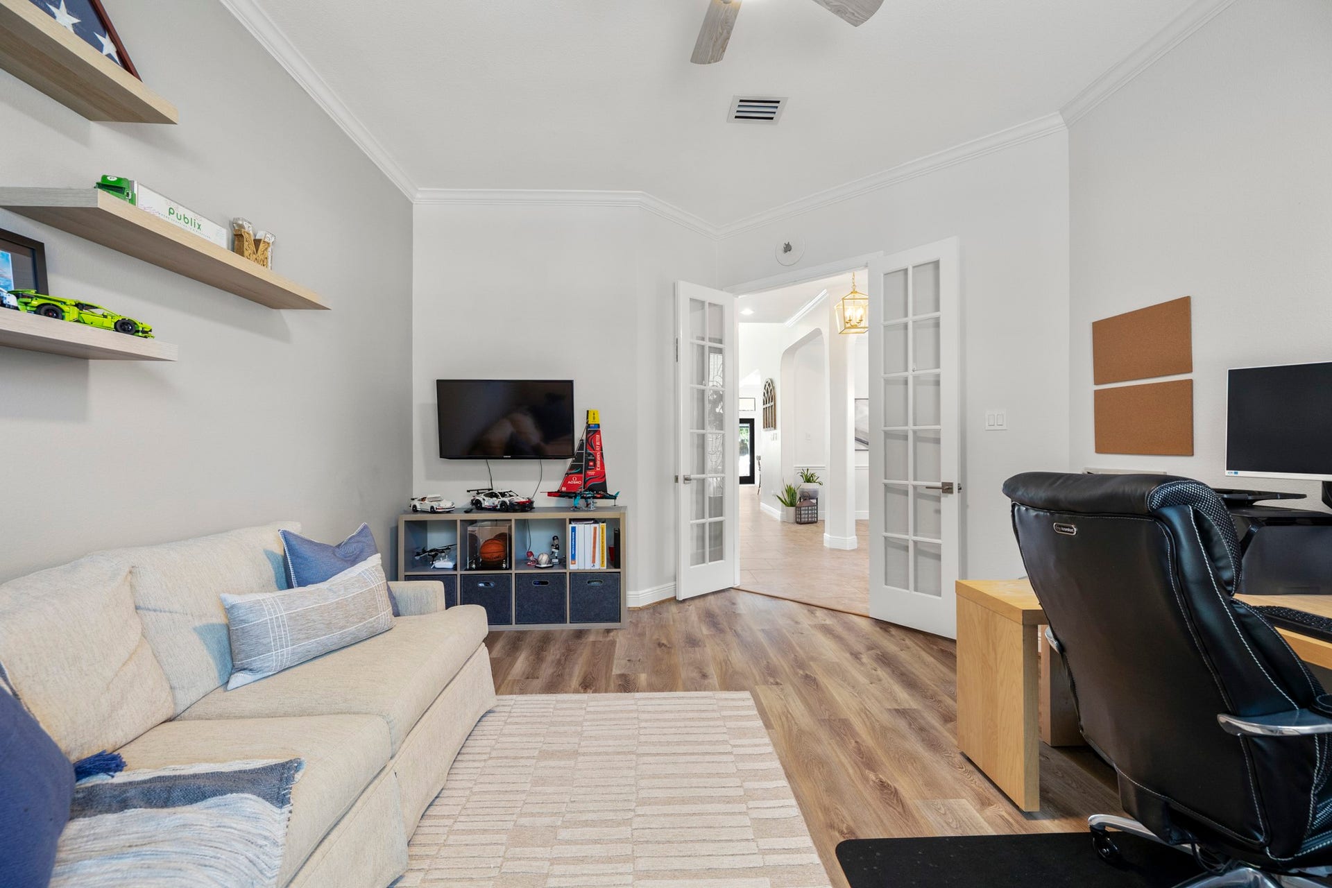 26 Winhall Place, The Woodlands, TX 77354 Home office, study, workout room, or creative space. You get to decide how this room fits your life.