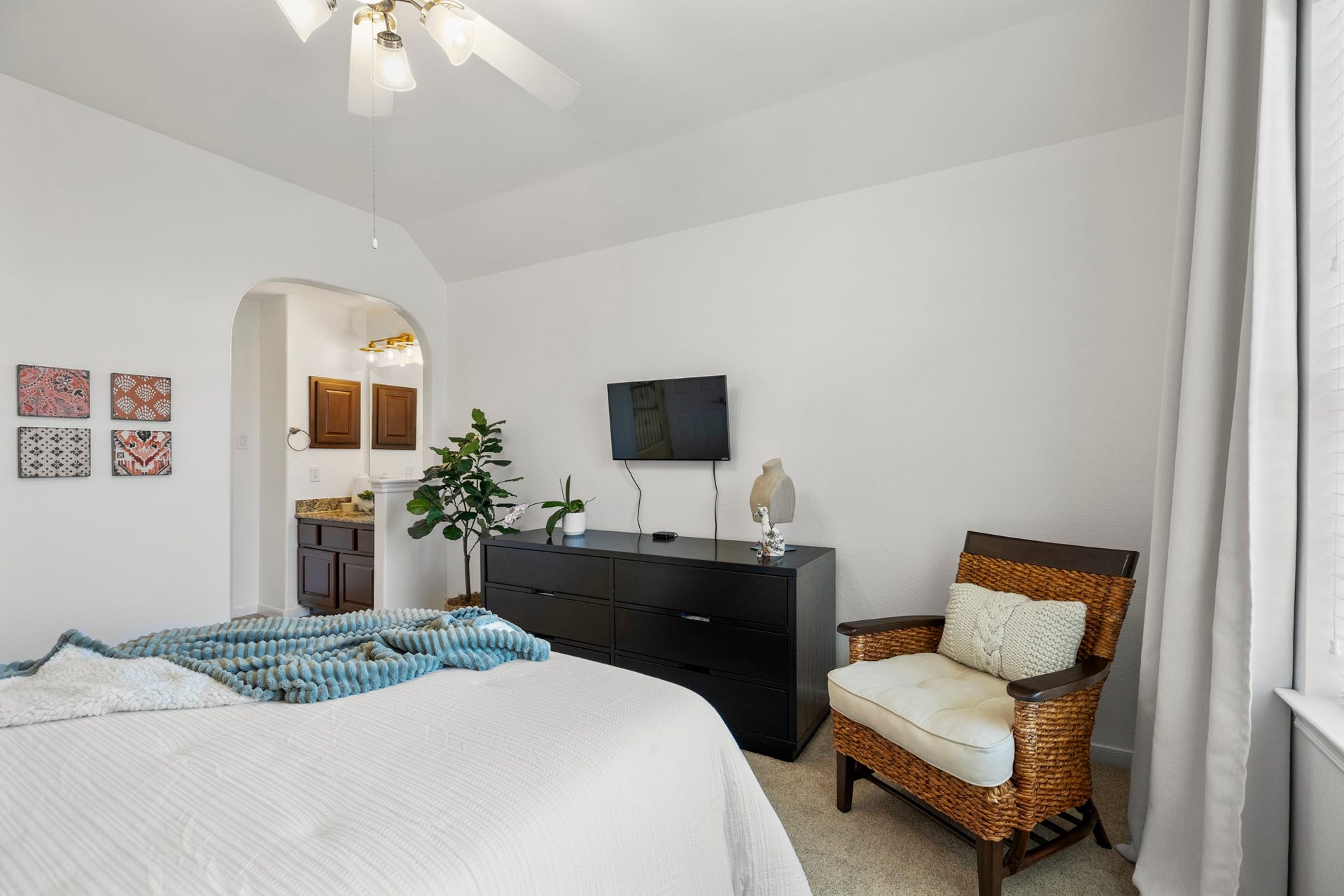 26 Winhall Place, The Woodlands, TX 77354 Whether it's a bedroom for family or a welcoming space for overnight guests, there is plenty of room to feel at home.
