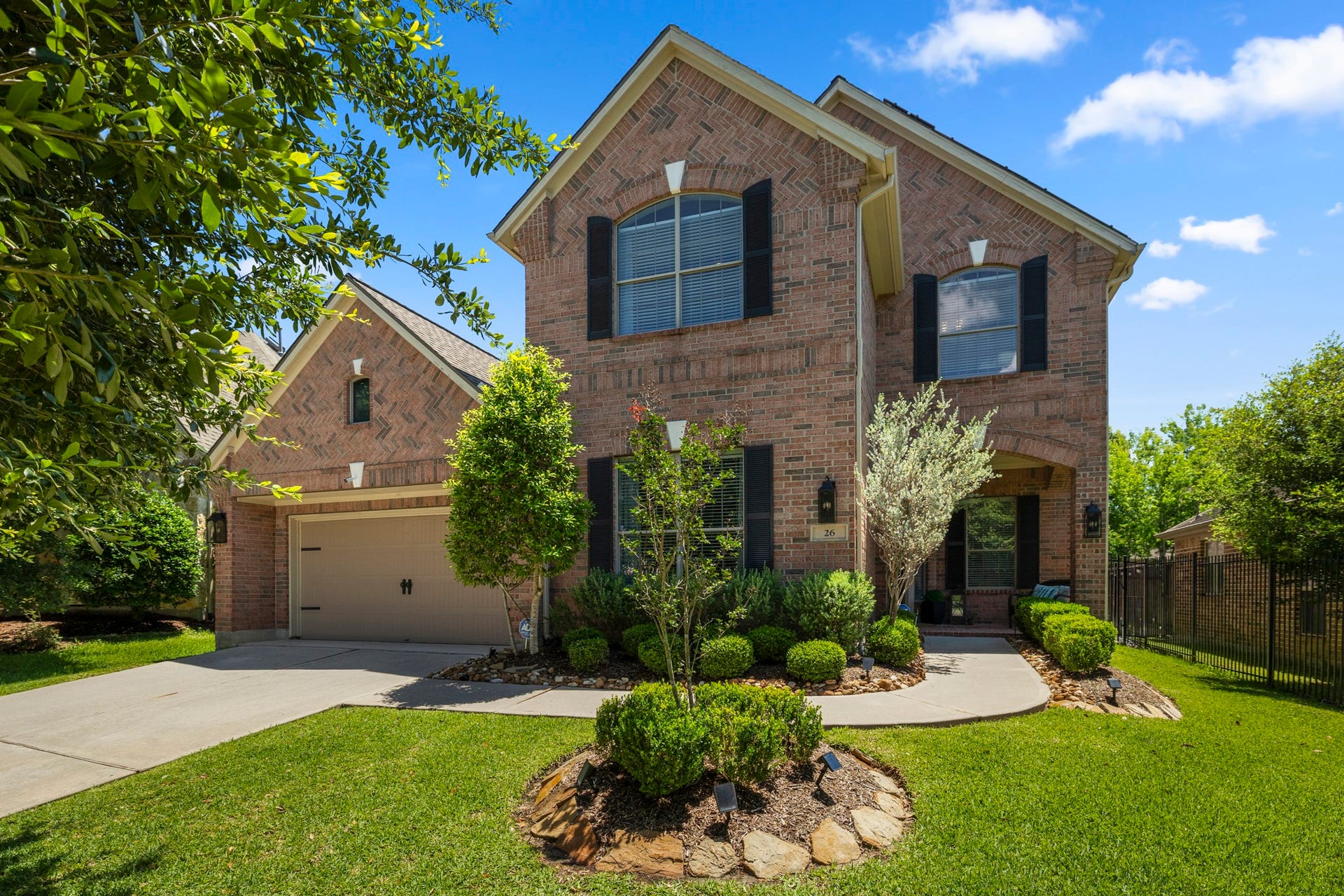 26 Winhall Place, The Woodlands, TX 77354 This beautiful home provides room to settle in, spread out, and enjoy the kind of home that works for everyday life.