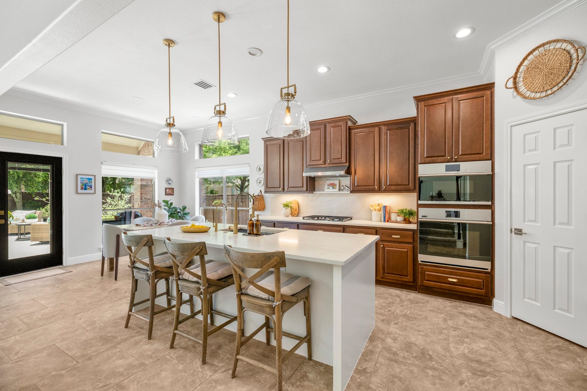 26 Winhall Place, The Woodlands, TX 77354 All you have to do is fill the pantry and decide what's for dinner.