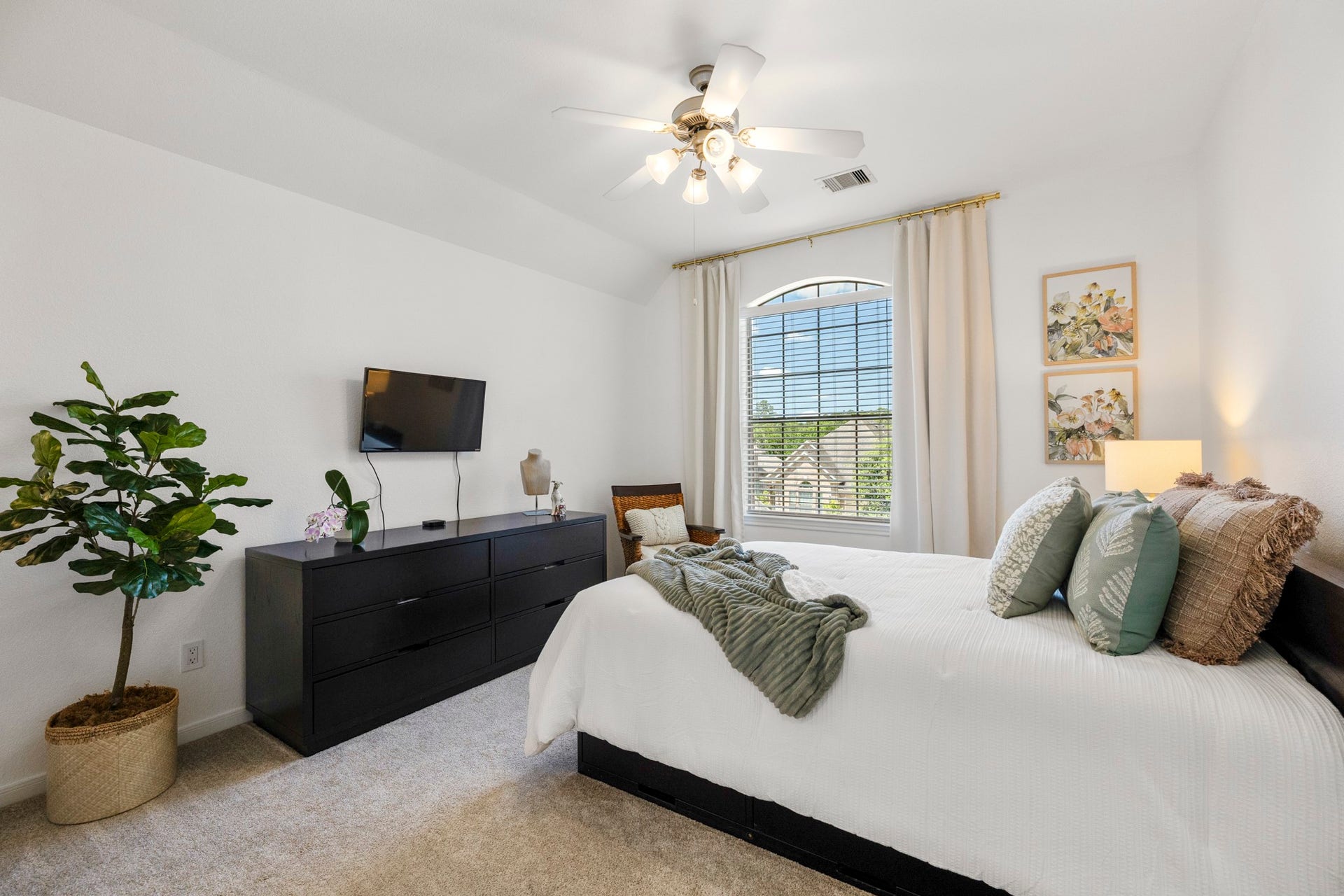 26 Winhall Place, The Woodlands, TX 77354 Another spacious secondary bedroom gives everyone room of their own, complete with a Jack and Jill bath.