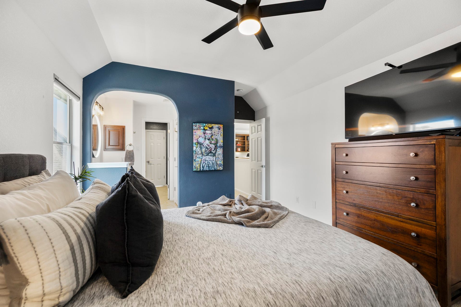 26 Winhall Place, The Woodlands, TX 77354 This bedroom gets a little extra privacy with its own en-suite bath and walk-in closet, perfect for guests or someone who appreciates a space of their own.