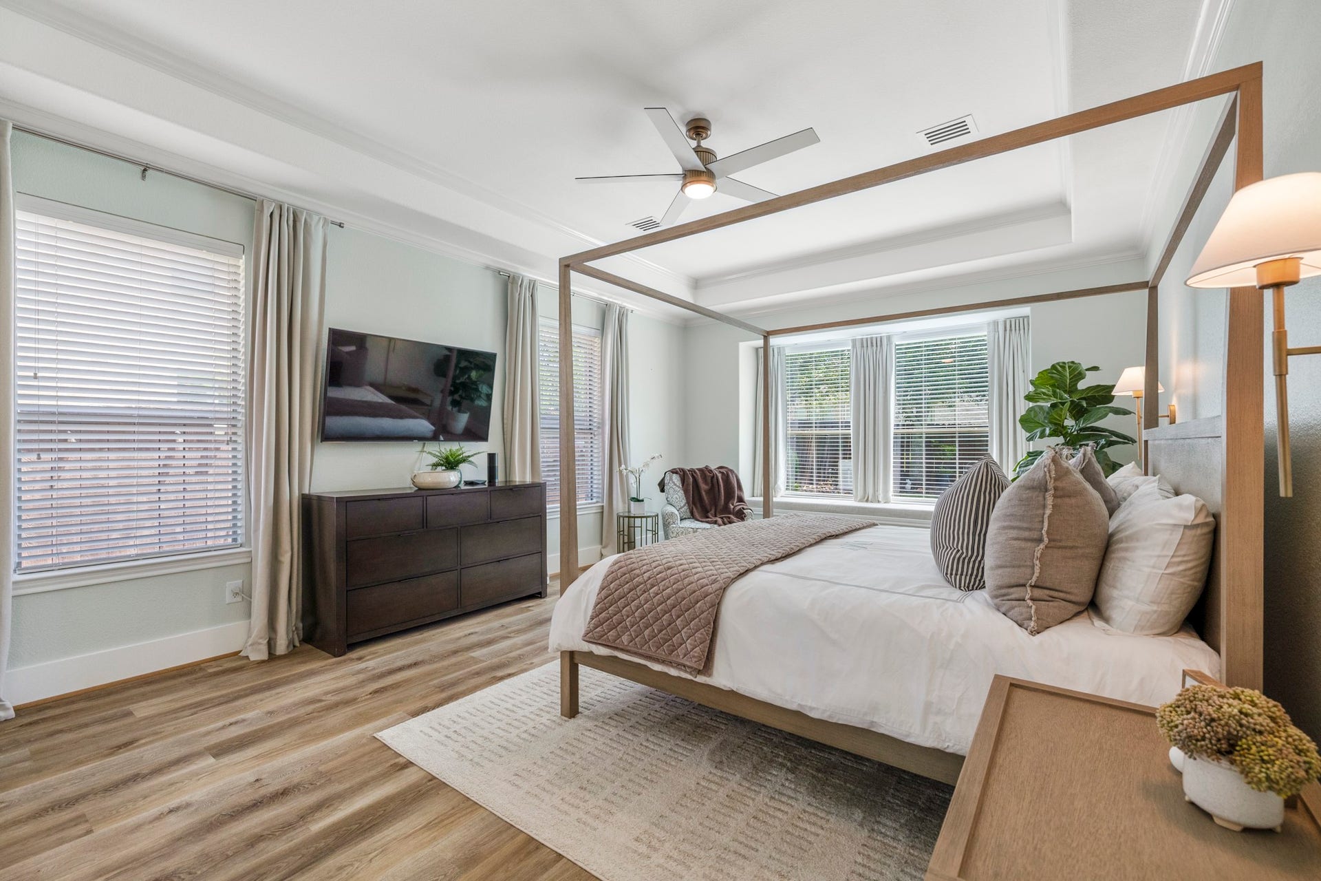 26 Winhall Place, The Woodlands, TX 77354 At the end of a busy day, retreat to a spacious primary suite designed to feel peaceful, private, and removed from the busyness of the rest of the home.