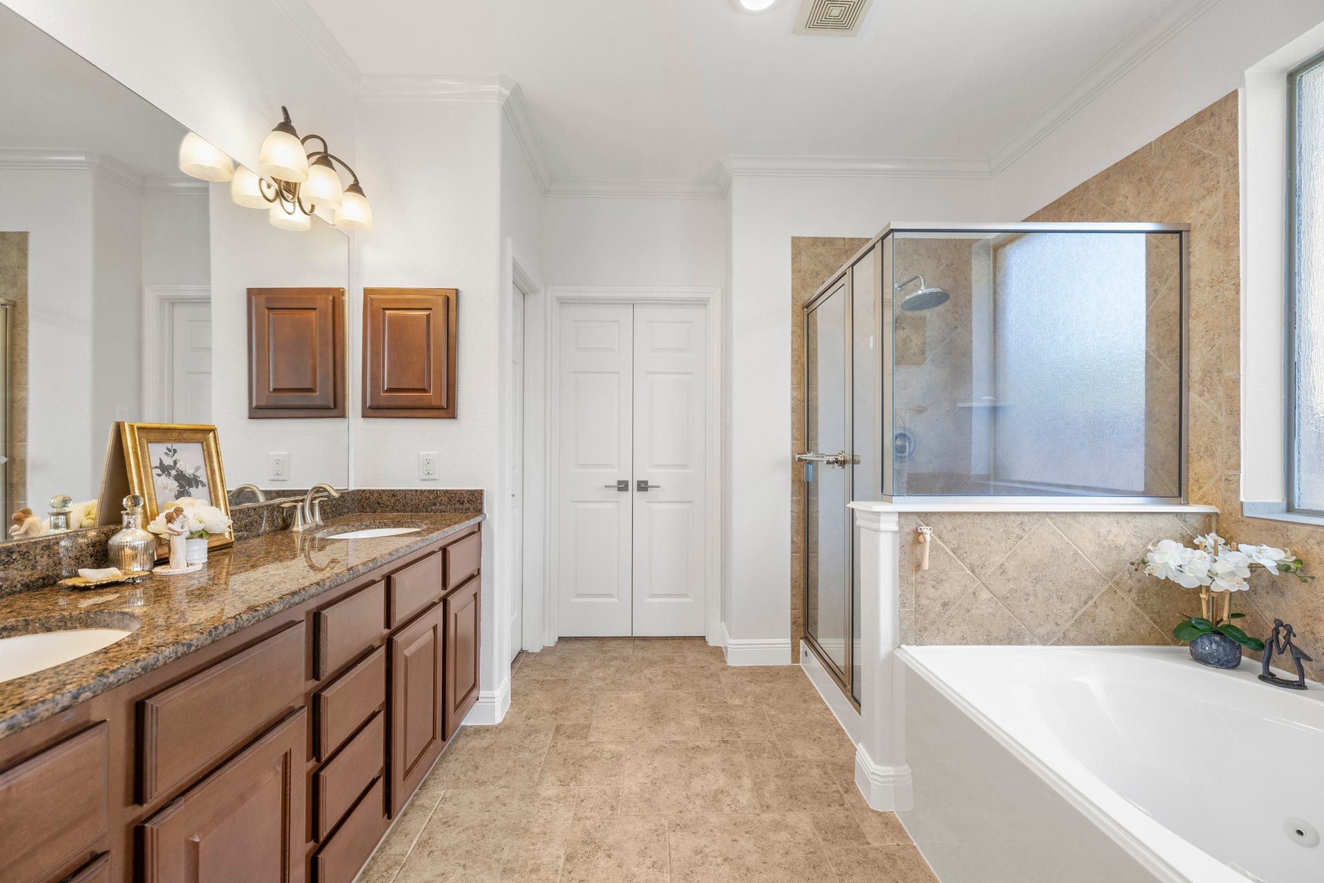 26 Winhall Place, The Woodlands, TX 77354 Mornings are easier when everyone has their own space. Dual vanities offer plenty of room to get ready for the day.