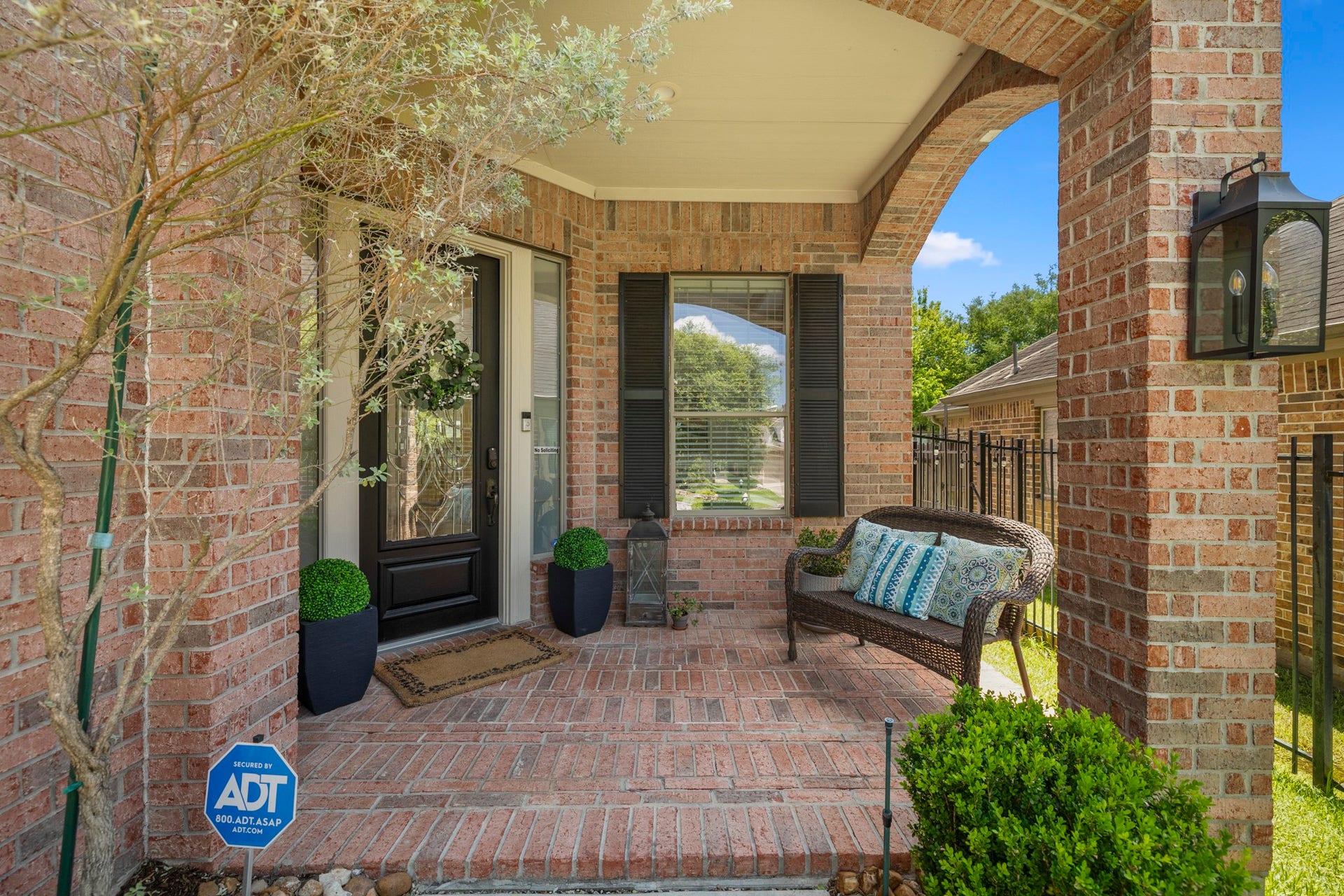 26 Winhall Place, The Woodlands, TX 77354 Imagine starting the morning right here with a cup of coffee or winding down in the evening on your own front porch.