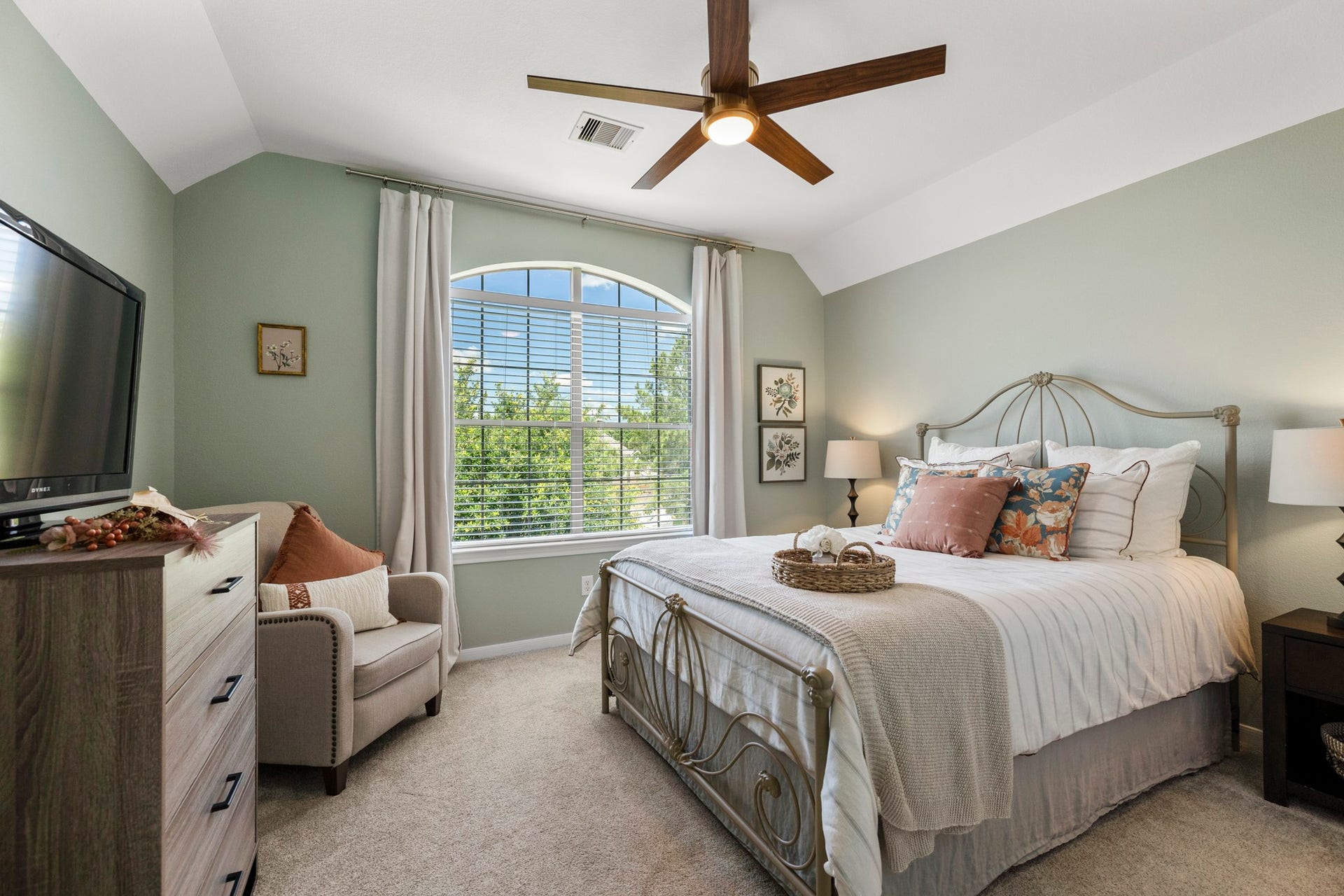 26 Winhall Place, The Woodlands, TX 77354 Plenty of room to settle in and make it your own, with space for sleeping, studying, and everything in between.