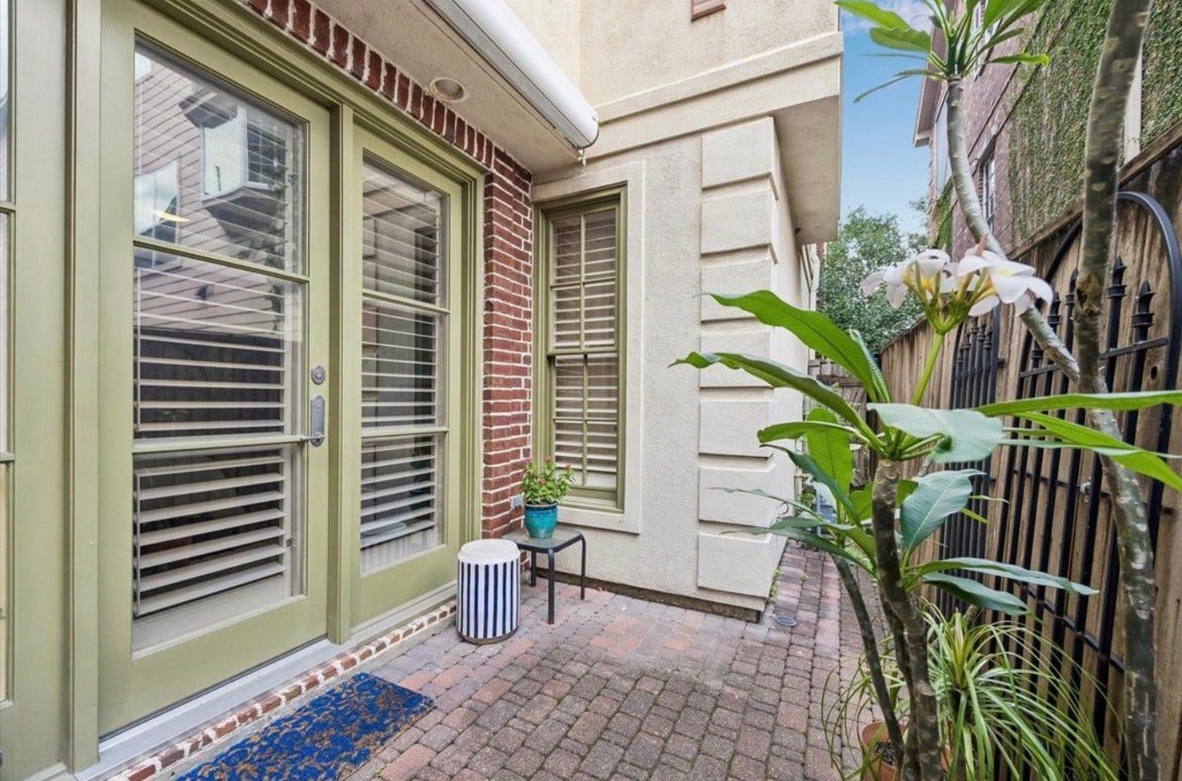 1315 Hyde Park Boulevard, Houston, TX 77006 Spacious patio