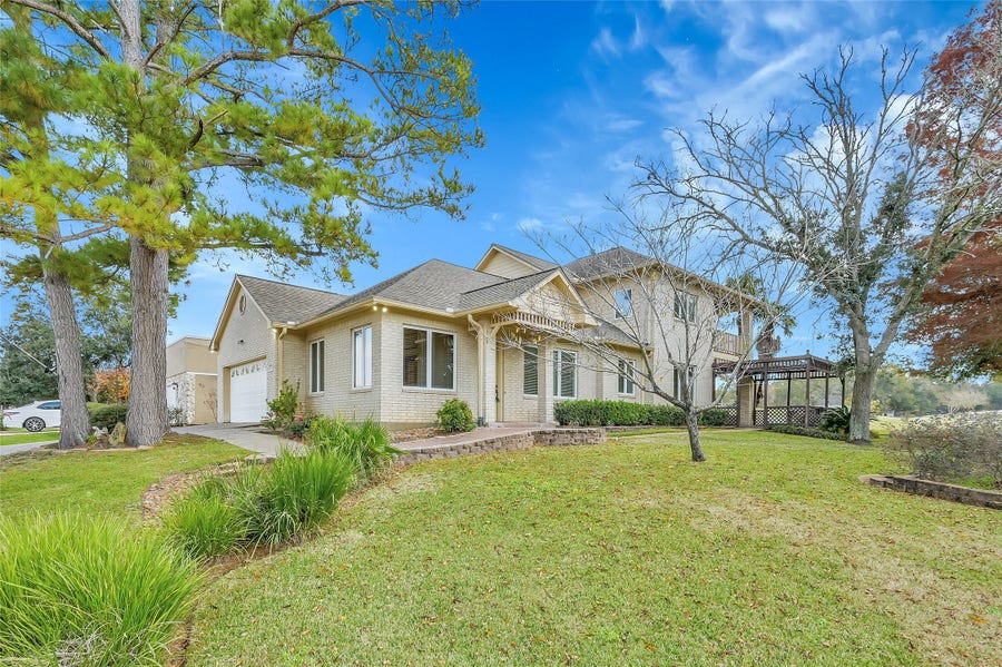 Property photo for 28 Waters Edge Street, Conroe, TX