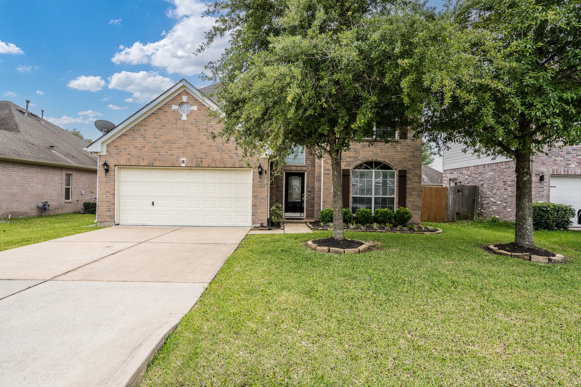 9315 Hidden Ct is in a quiet neighborhood located near The Woodlands.