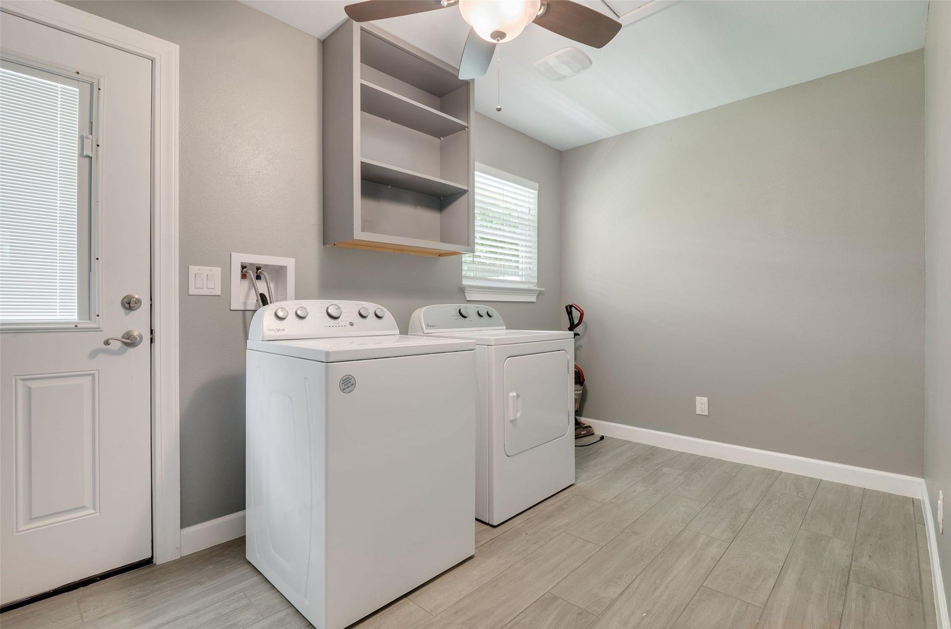 705 Briarmeadow Avenue, Friendswood, TX 77546 separate Laundry room
