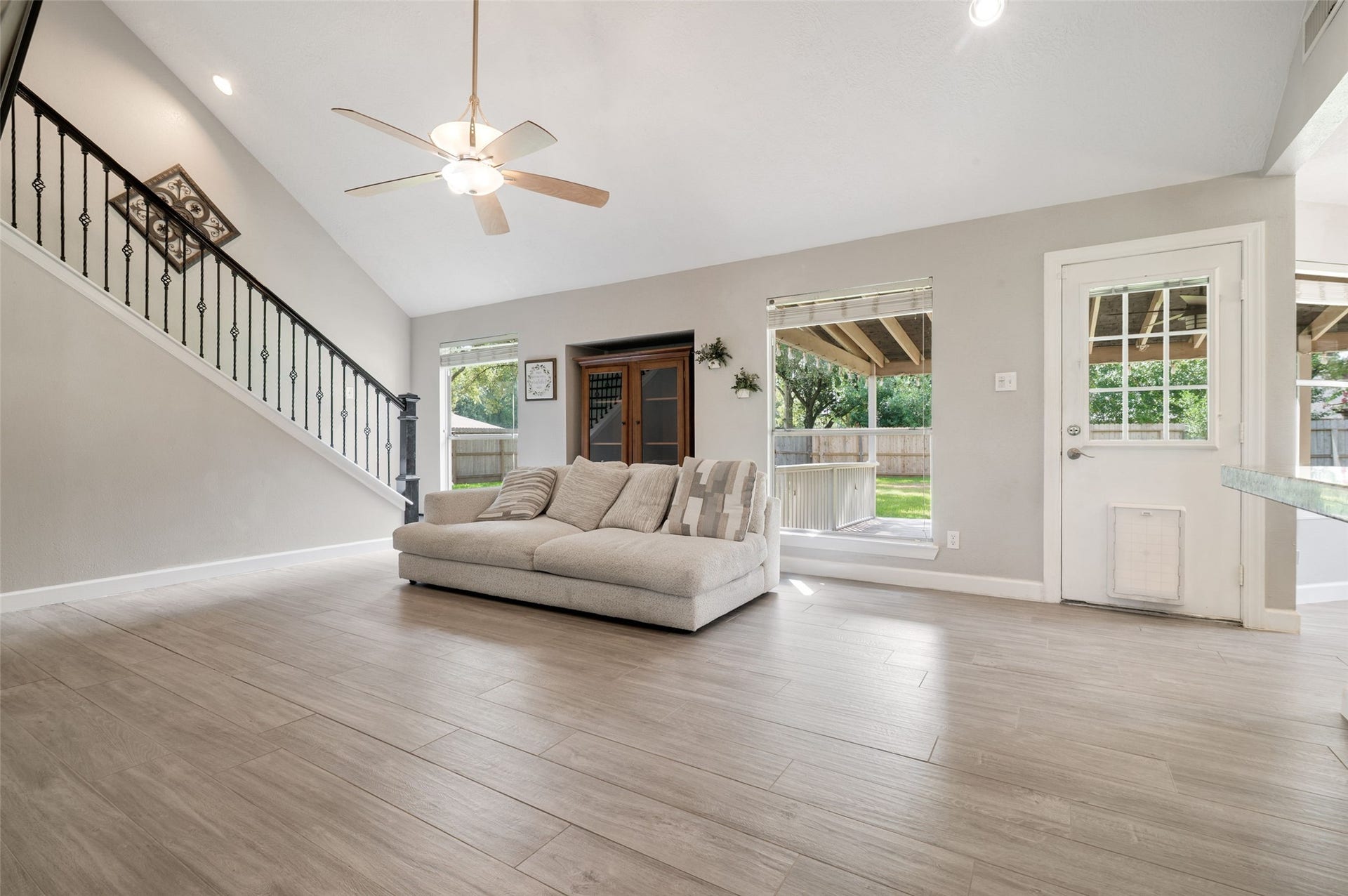 705 Briarmeadow Avenue, Friendswood, TX 77546 Living area