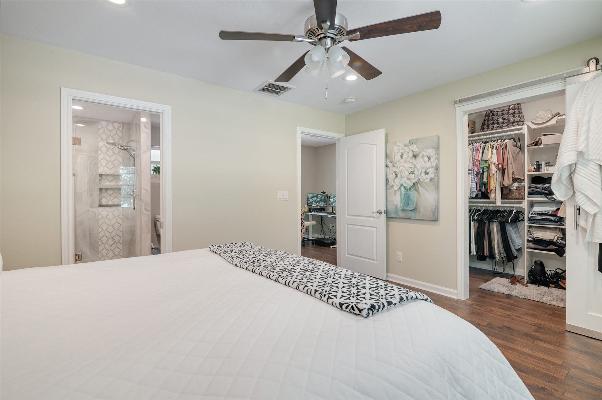 705 Briarmeadow Avenue, Friendswood, TX 77546 Apartment suite bedroom