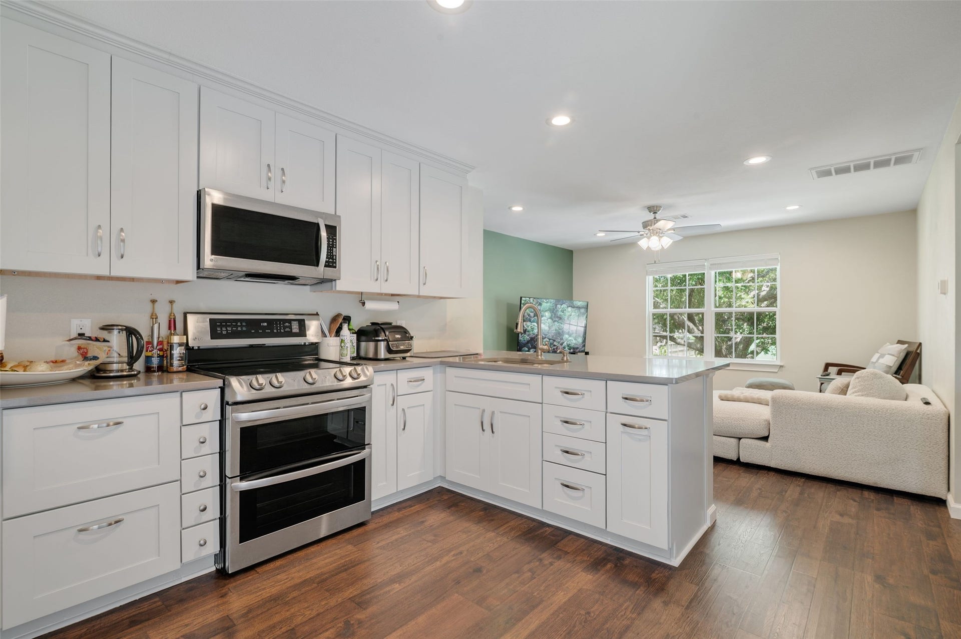705 Briarmeadow Avenue, Friendswood, TX 77546 Apartment Suite Kitchen