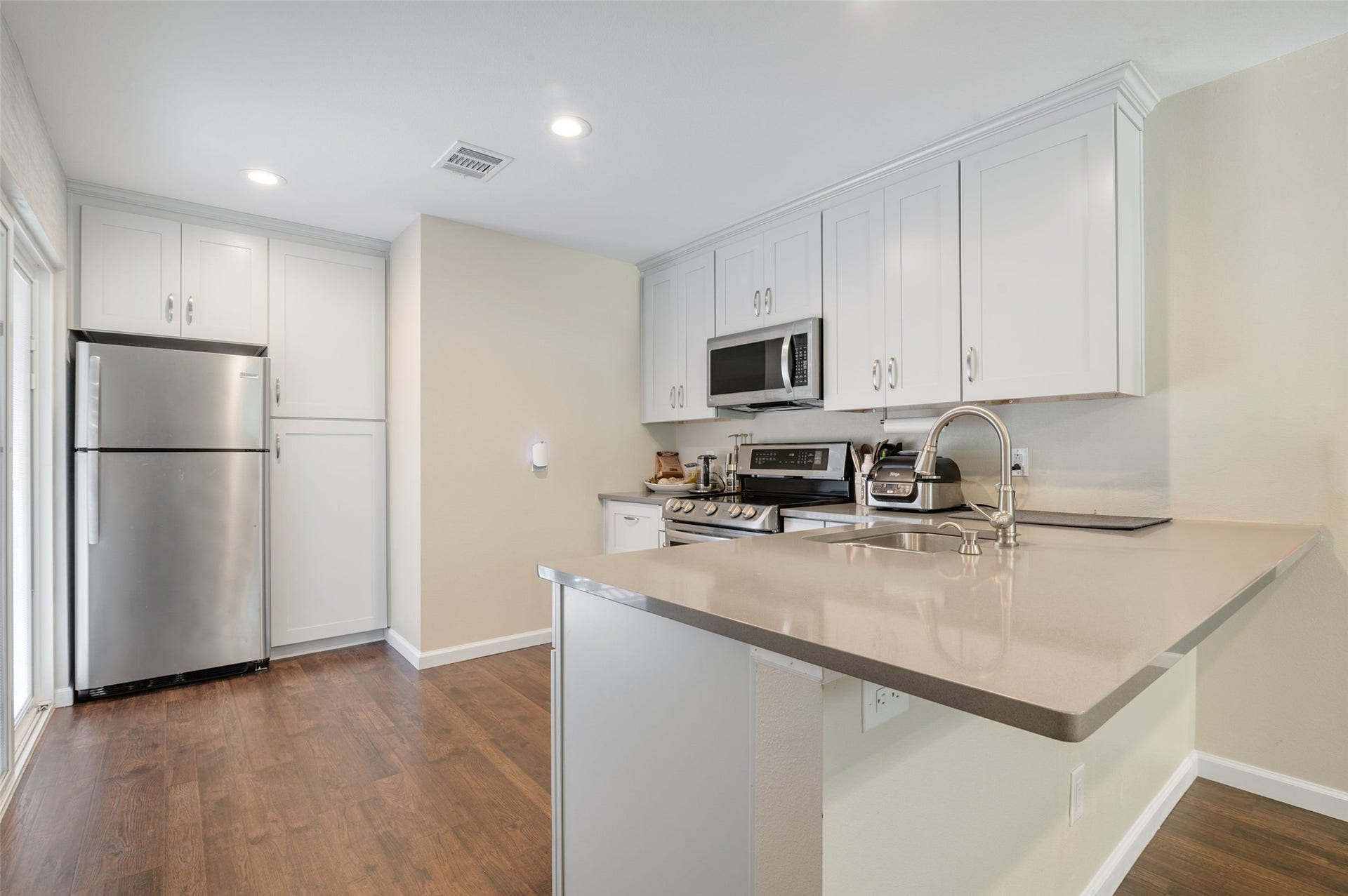 705 Briarmeadow Avenue, Friendswood, TX 77546 Apartment Suite Kitchen
