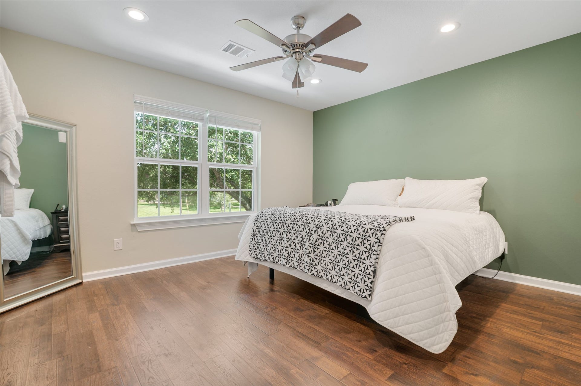 705 Briarmeadow Avenue, Friendswood, TX 77546 Apartment suite bedroom