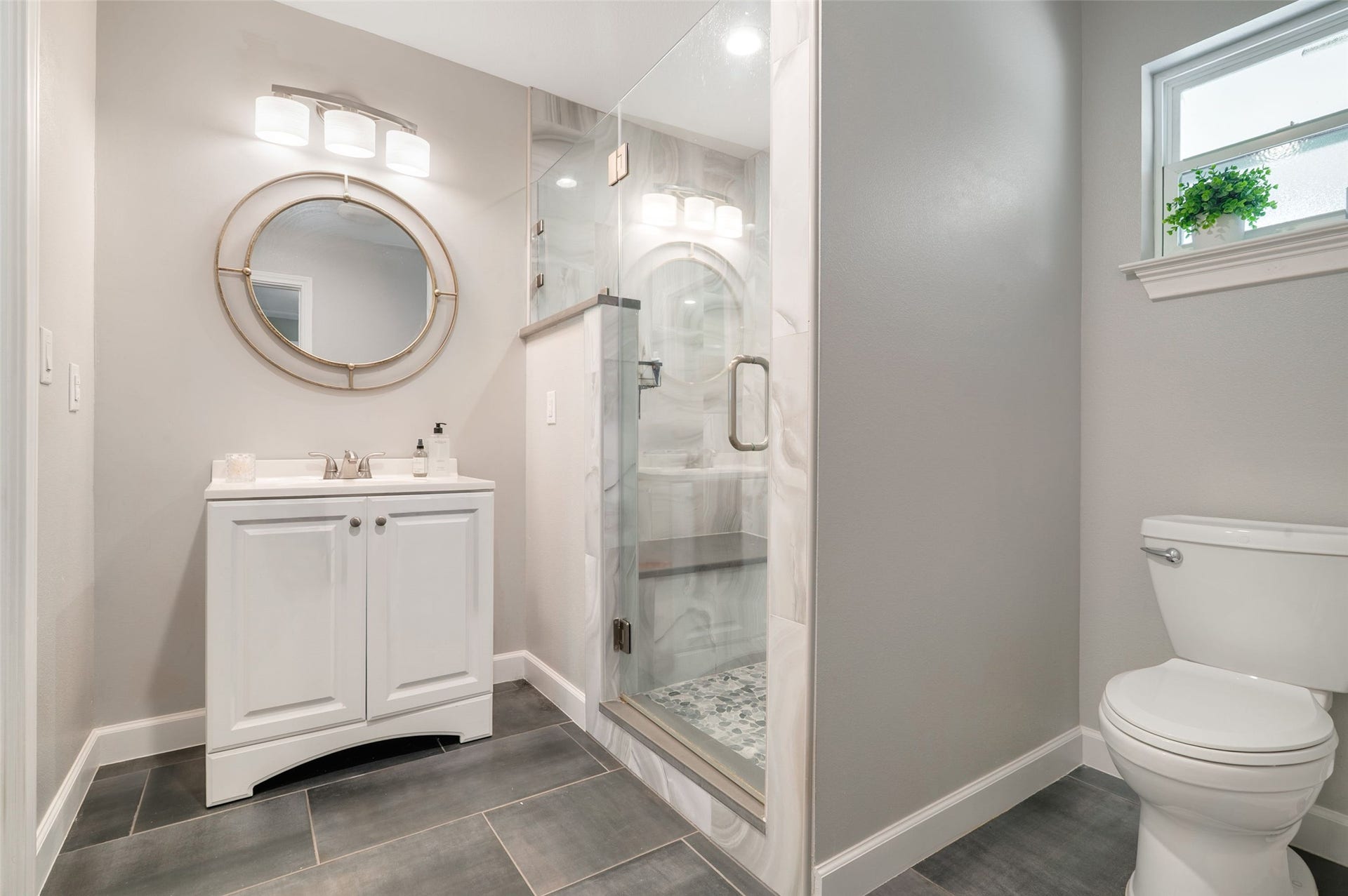 705 Briarmeadow Avenue, Friendswood, TX 77546 apartment suite bathroom