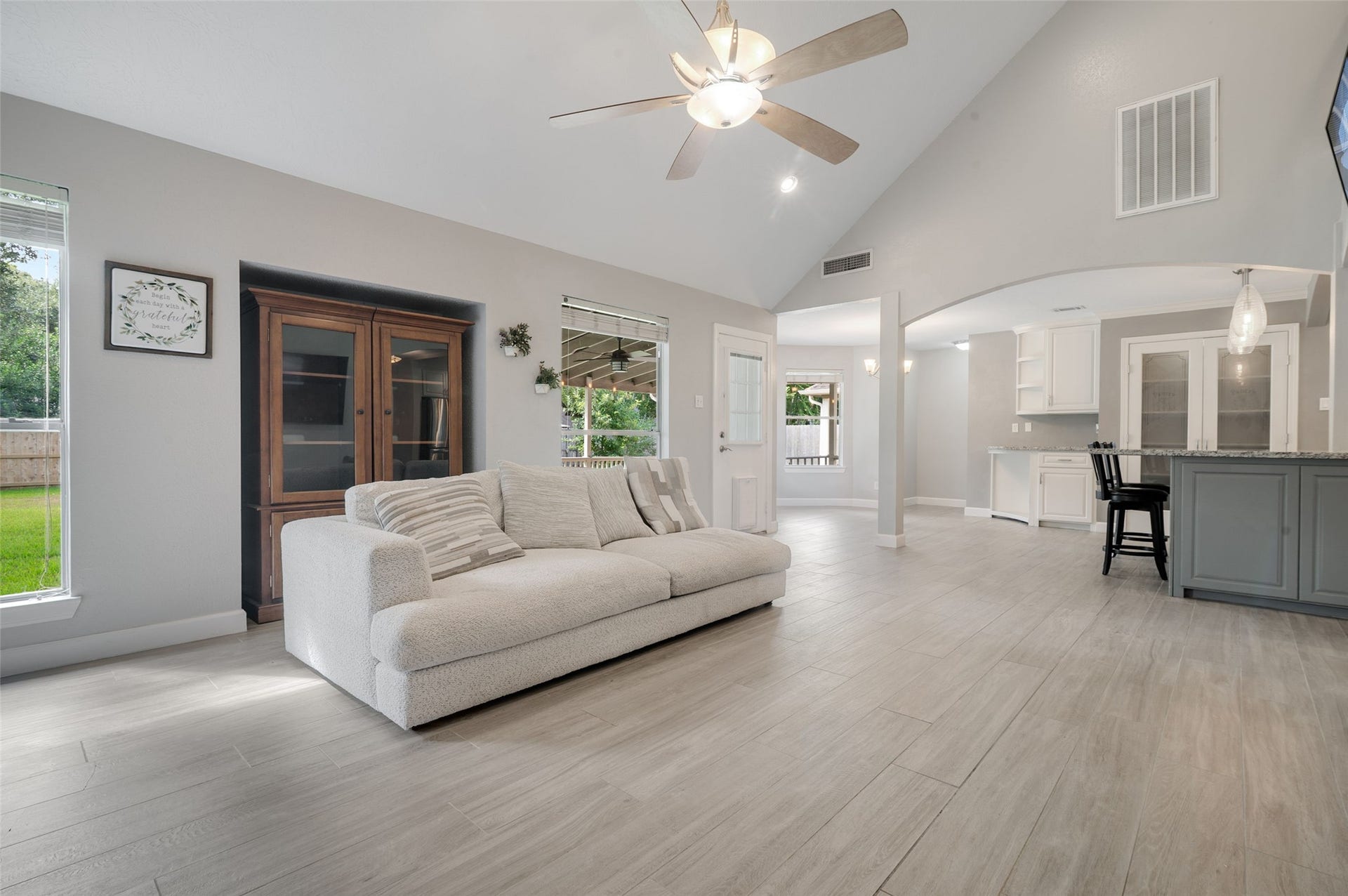705 Briarmeadow Avenue, Friendswood, TX 77546 Living area