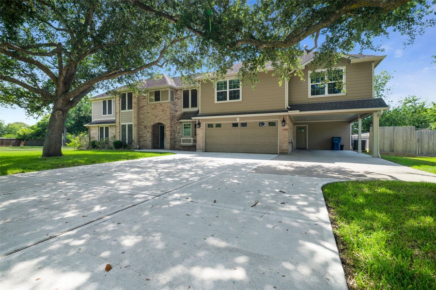 Property photo for 705 Briarmeadow Avenue, Friendswood, TX