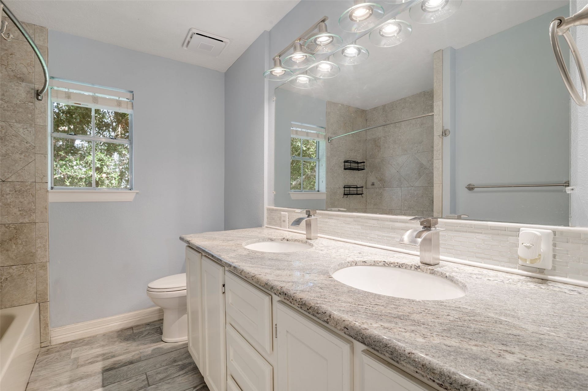 705 Briarmeadow Avenue, Friendswood, TX 77546 upstairs fully updated Bathroom