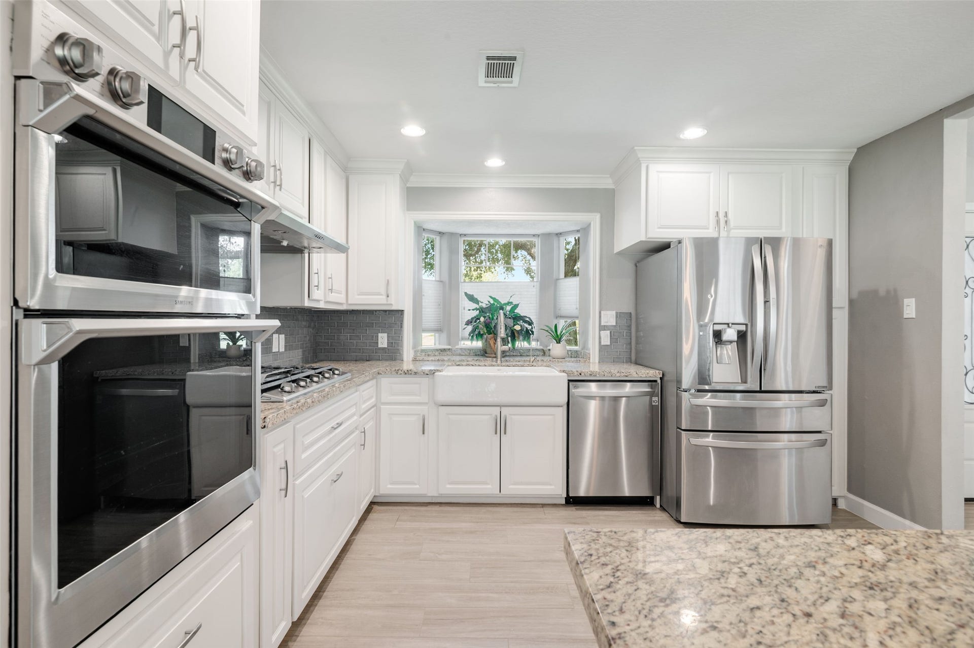 705 Briarmeadow Avenue, Friendswood, TX 77546 Stainless steal appliances throughout main kitchen