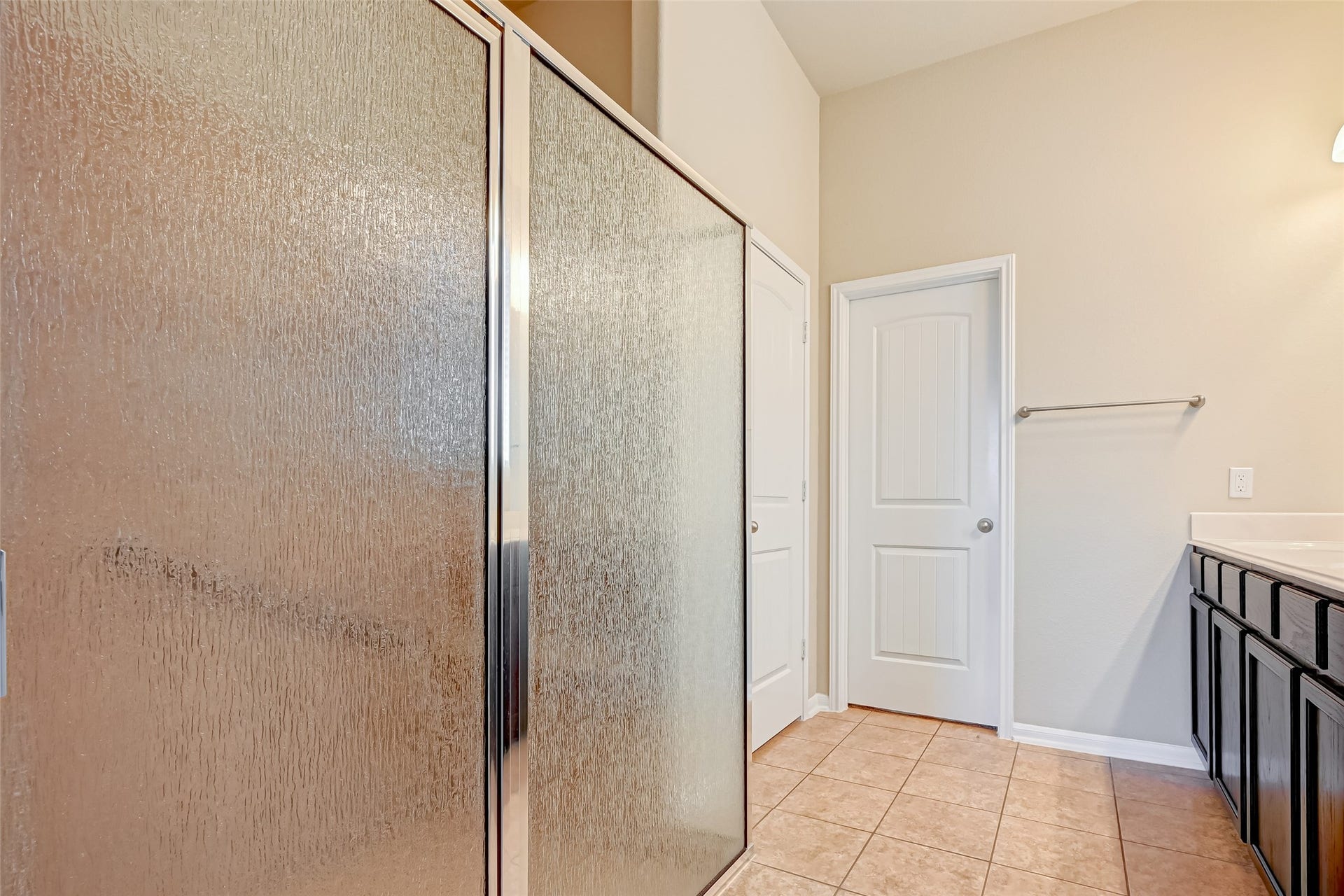 402 Conchola Lane, Richmond, TX 77469 Standing shower with seating area.