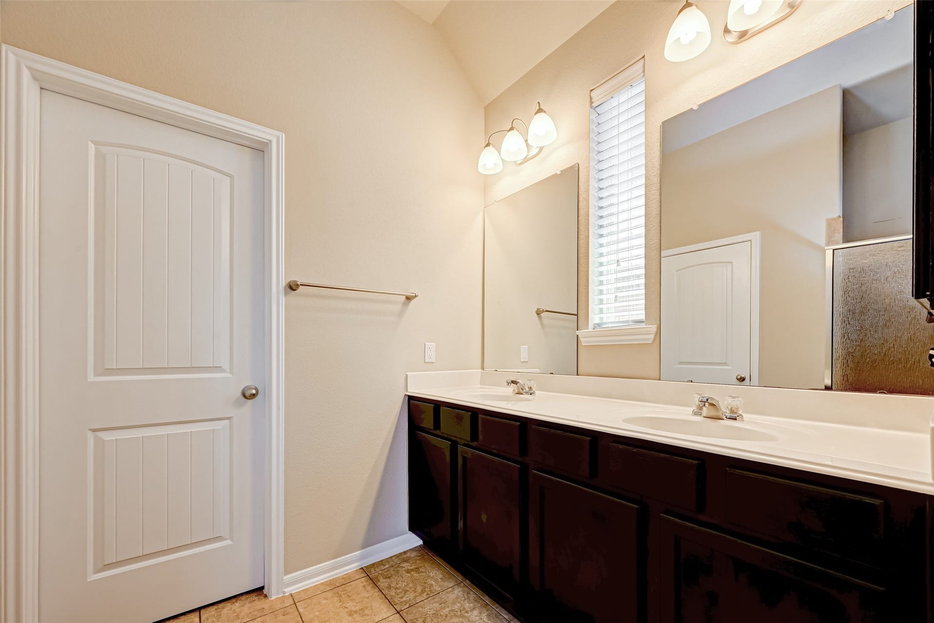 402 Conchola Lane, Richmond, TX 77469 Walk in closet to the left.