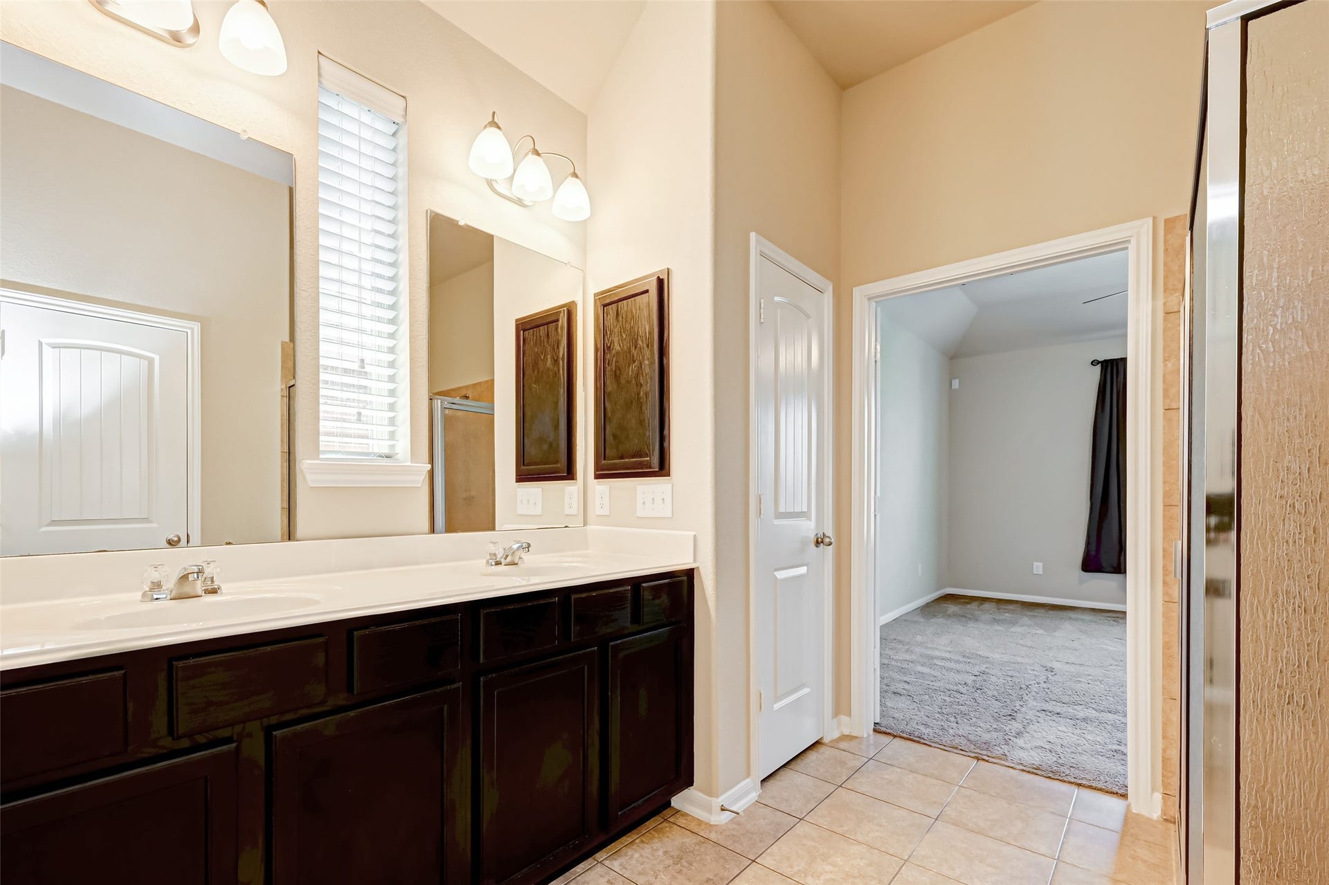 402 Conchola Lane, Richmond, TX 77469 Primary bathroom with double vanity, granite counters.