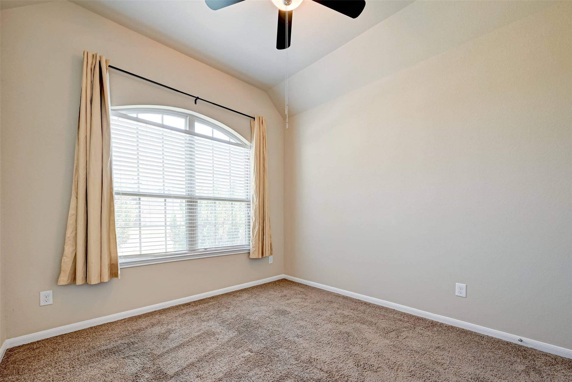 402 Conchola Lane, Richmond, TX 77469 Secondary bedroom.
