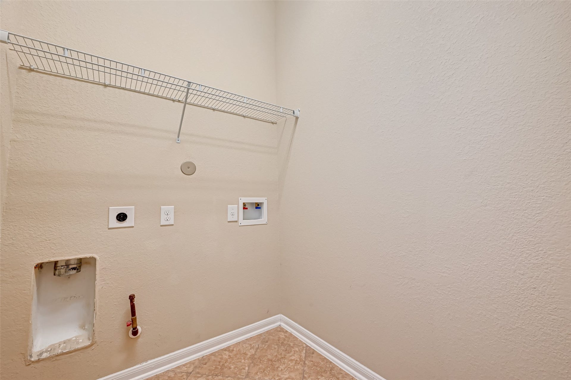 402 Conchola Lane, Richmond, TX 77469 Walk in utility room with Gas/Electric dryer connections.