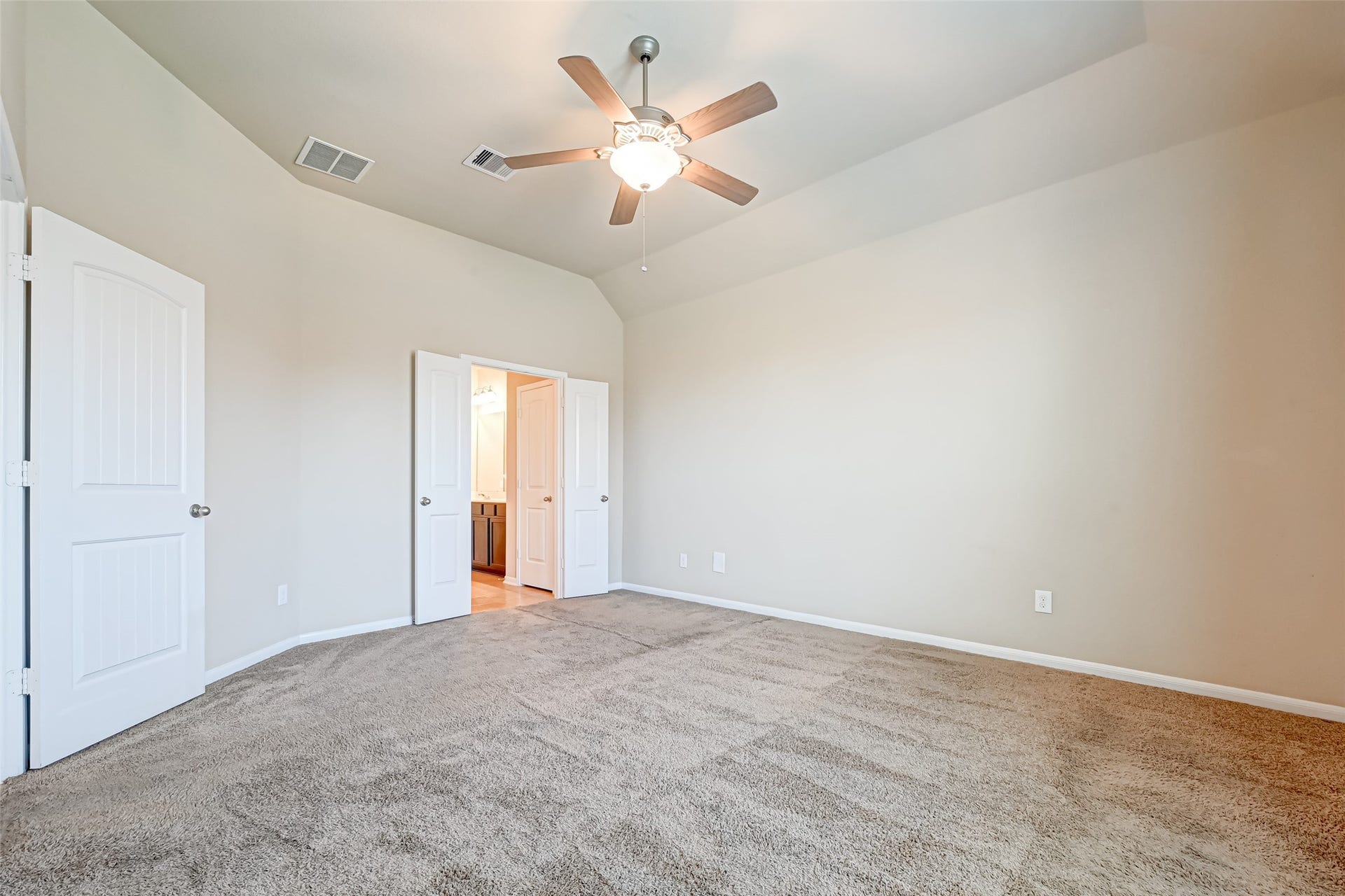 402 Conchola Lane, Richmond, TX 77469 Alternate view of the primary bedroom.