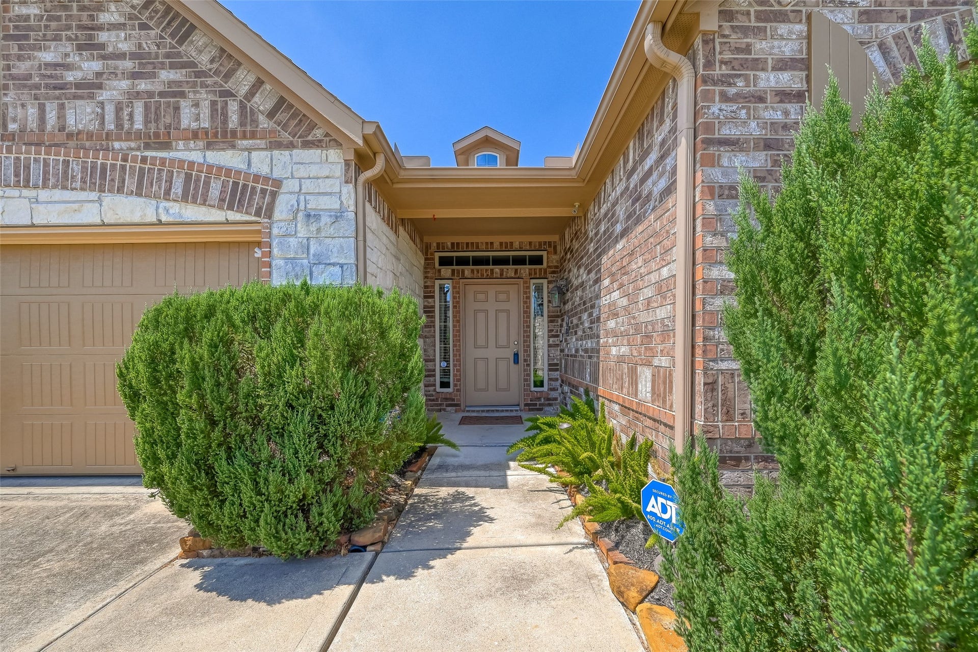 402 Conchola Lane, Richmond, TX 77469 Located in the great subdivision of Bonbrook Plantation, just minutes away from the major HWY.