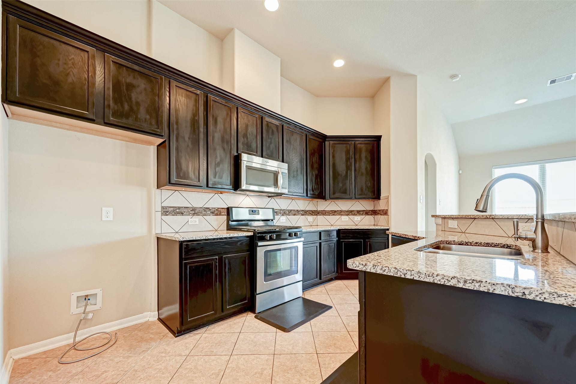 402 Conchola Lane, Richmond, TX 77469 Granite counter tops with ample cabinetry.