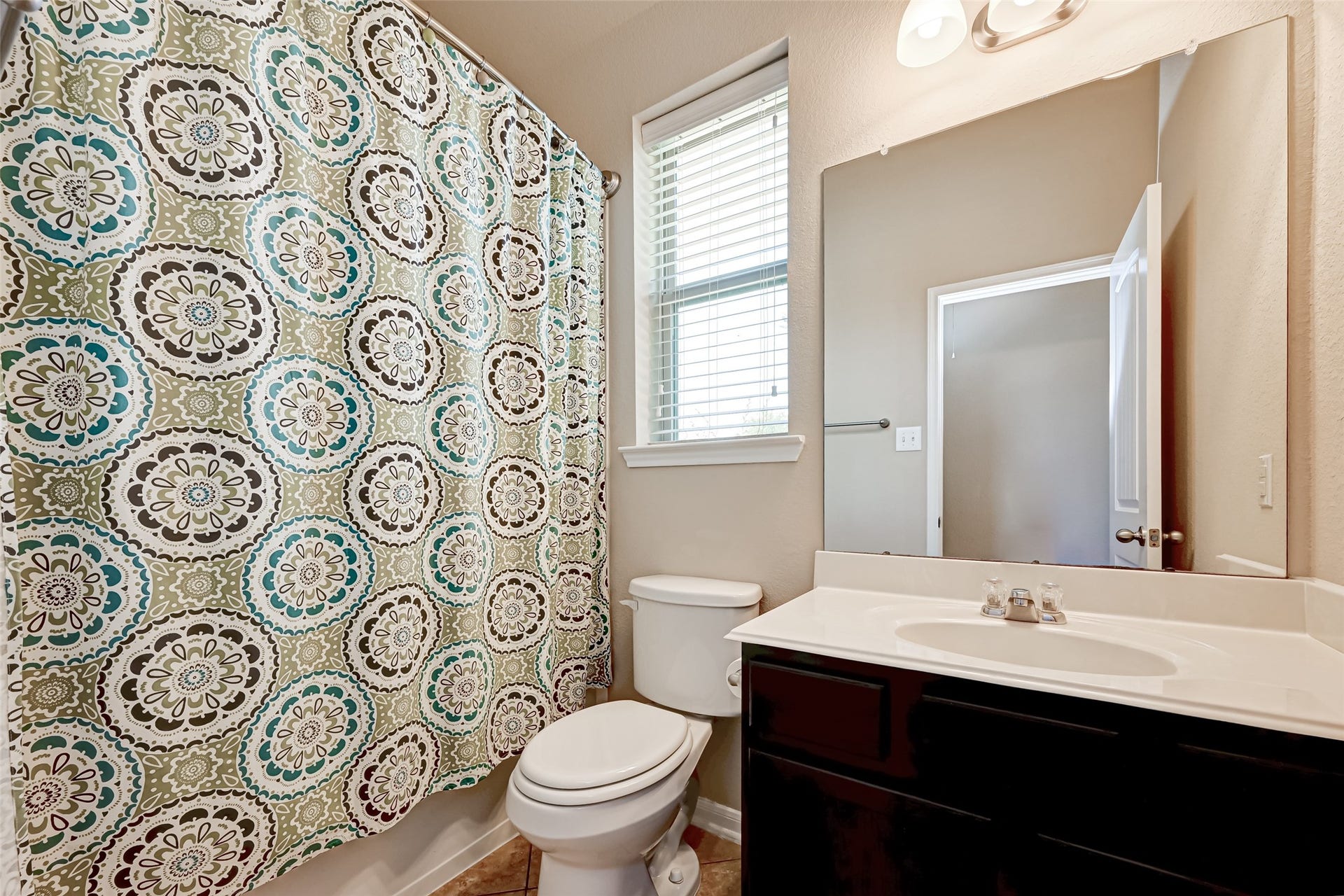 402 Conchola Lane, Richmond, TX 77469 Secondary bathroom, shower/tub combo.