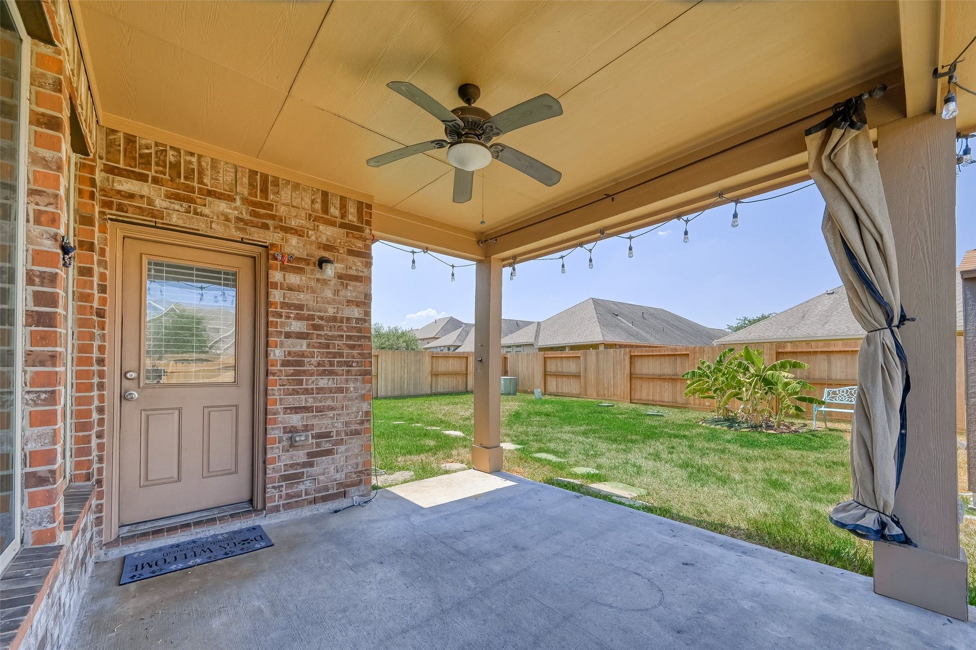 402 Conchola Lane, Richmond, TX 77469 Expansive backyard with its own covered patio.