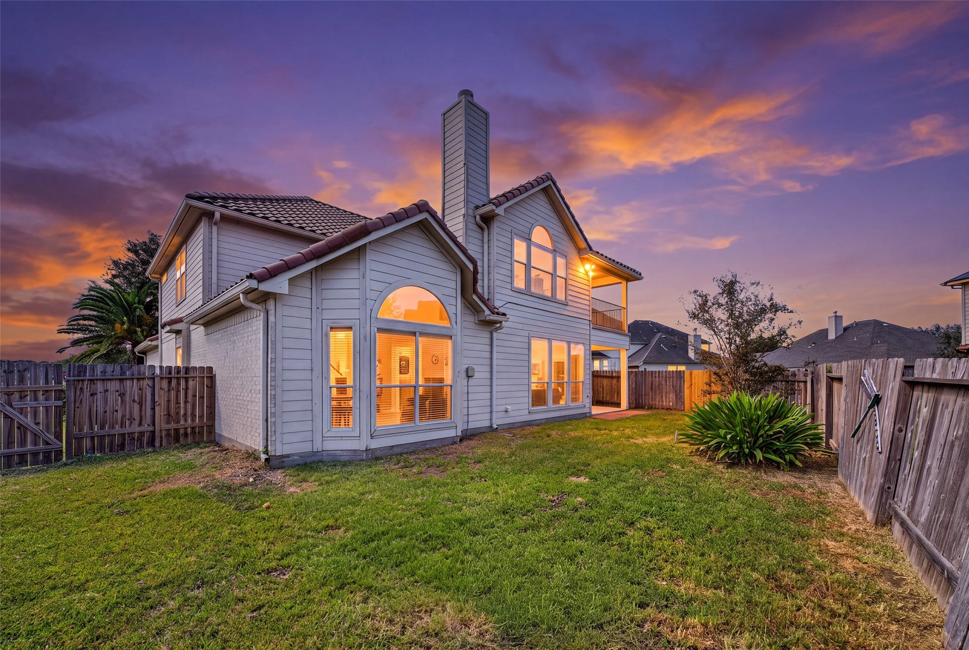 30 Palm Villas Drive, Manvel, TX 77578 Framing beautiful evening views and backed by an expansive lawn, it offers endless space for pets to play and garden projects.