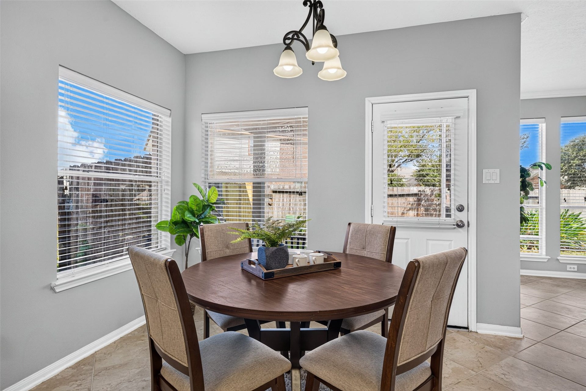 30 Palm Villas Drive, Manvel, TX 77578 Bright and inviting, the cozy breakfast area seamlessly connects the kitchen and living room for effortless morning routines.