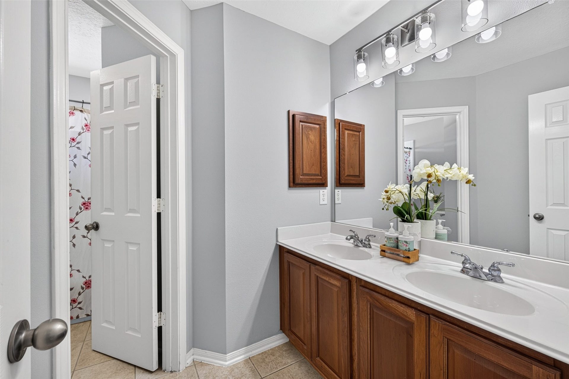 30 Palm Villas Drive, Manvel, TX 77578 Bright and stylish, this upper-level bathroom features an expansive double-sink vanity with beautiful wood cabinetry and plenty of counter space for seamless morning routines.