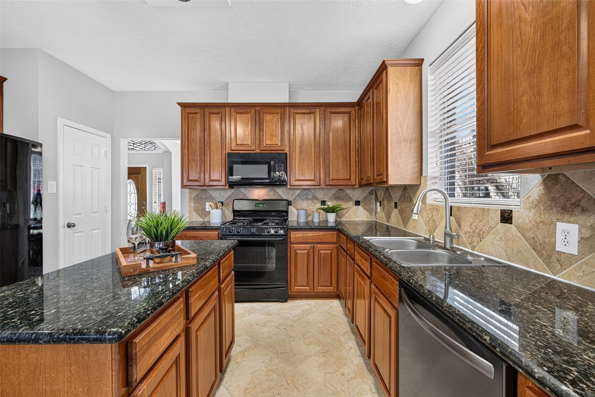 30 Palm Villas Drive, Manvel, TX 77578 From morning coffee to evening treats, this inviting kitchen is built to nourish both body and soul.