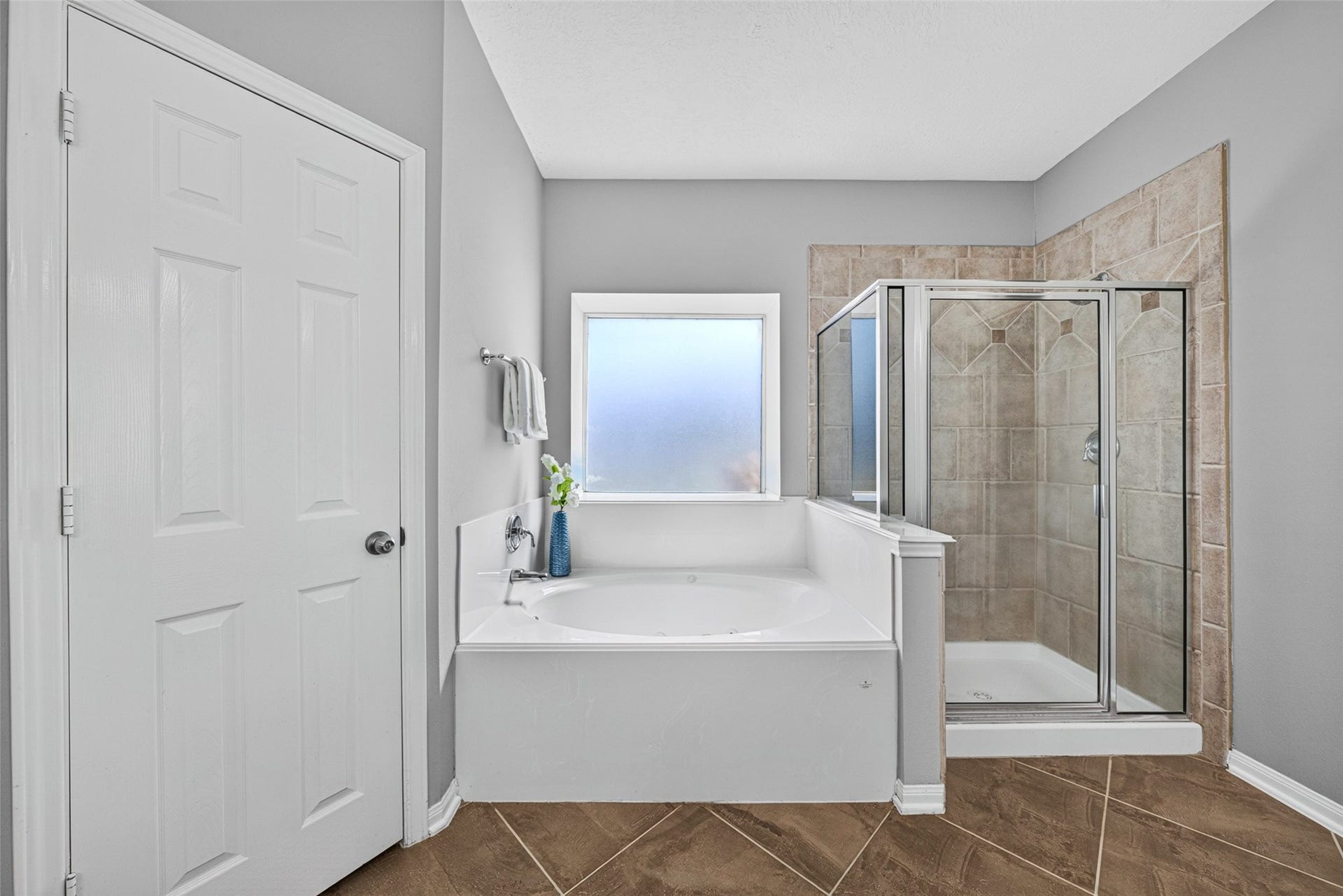 30 Palm Villas Drive, Manvel, TX 77578 Step into the refreshing shower, or melt away the day's stress with a long soak in the deep soaking tub. Soothing neutral tile work and bright natural light create an inviting, peaceful oasis for your daily self-care routines.
