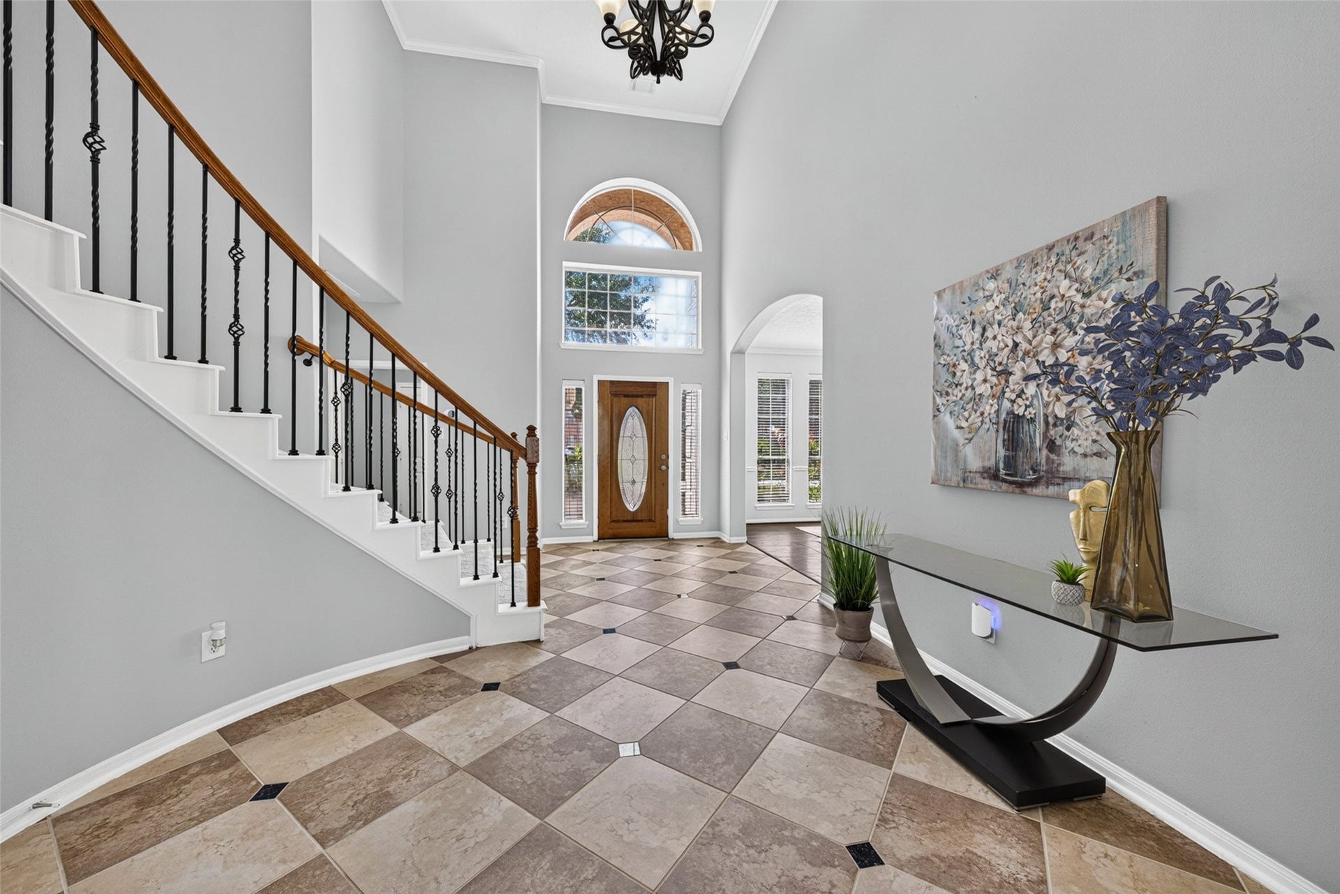 30 Palm Villas Drive, Manvel, TX 77578 This welcoming foyer sets a comforting tone for the entire house, inviting you to kick off your shoes and relax.