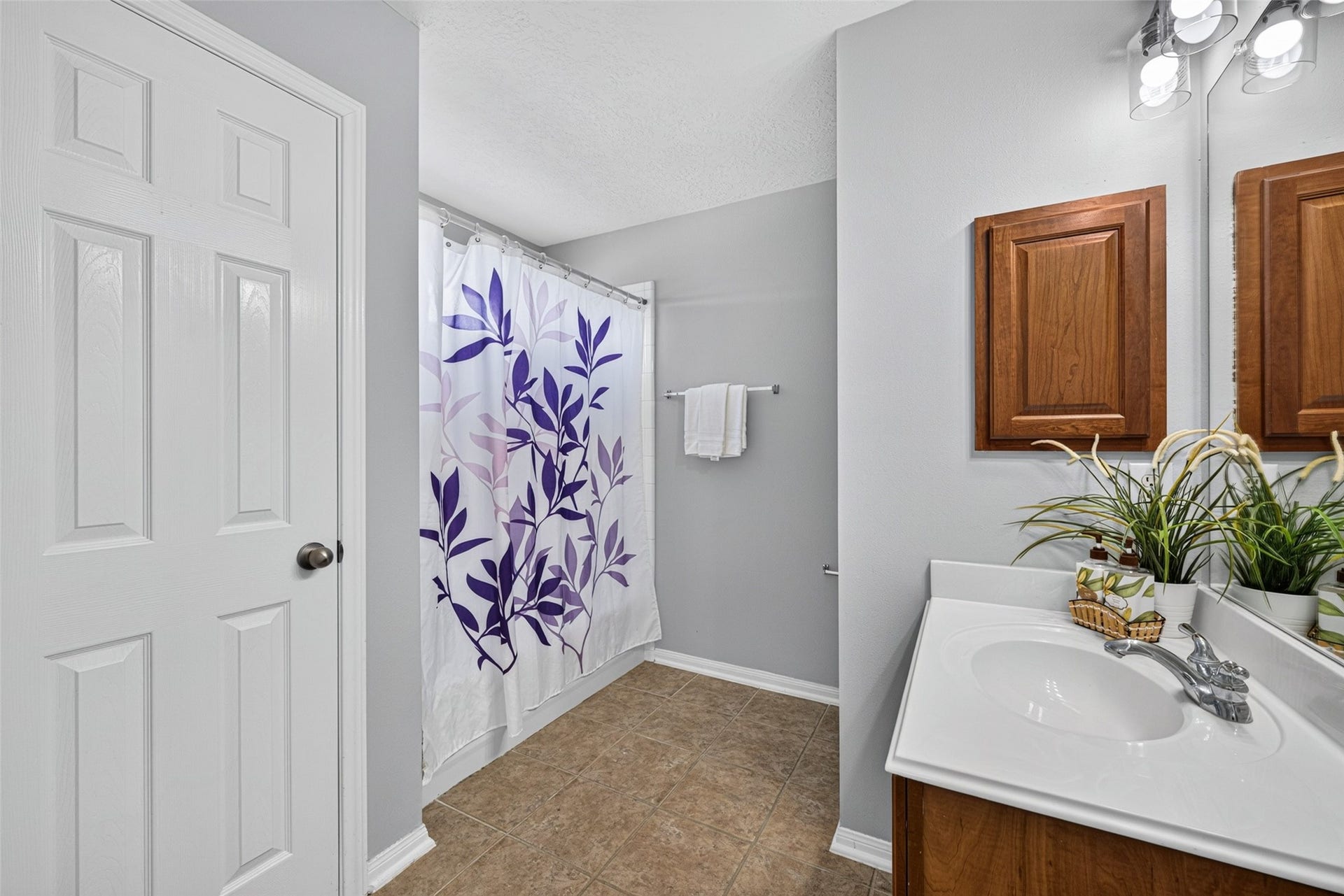 30 Palm Villas Drive, Manvel, TX 77578 This upstairs ensuite bathroom offers both style and convenience for the second primary bedroom.