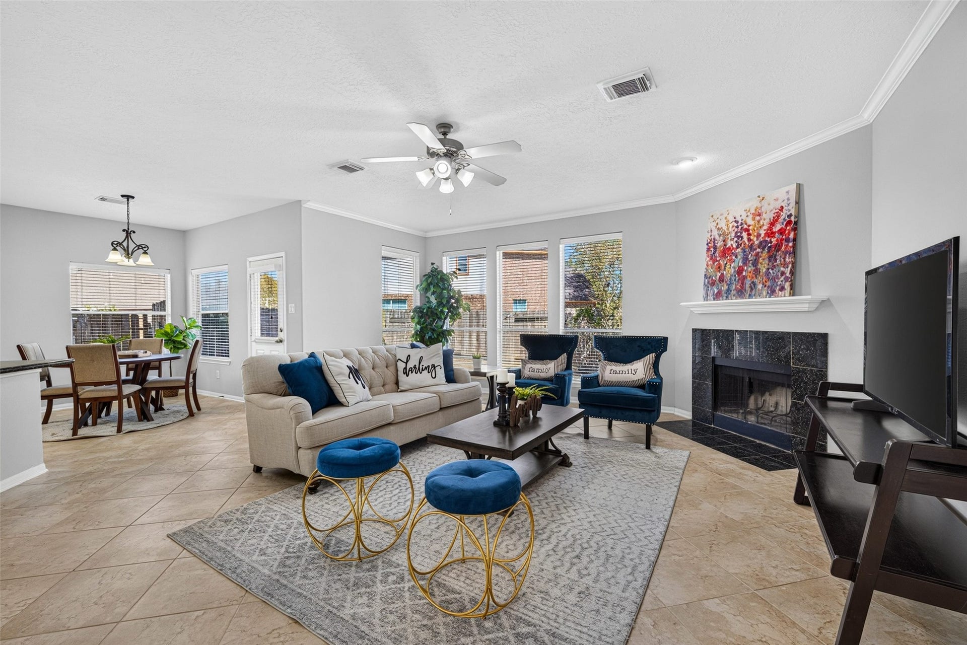 30 Palm Villas Drive, Manvel, TX 77578 At the center of daily life sits the open-concept living room, seamlessly blending into the sunny breakfast area for easy, relaxed living.
