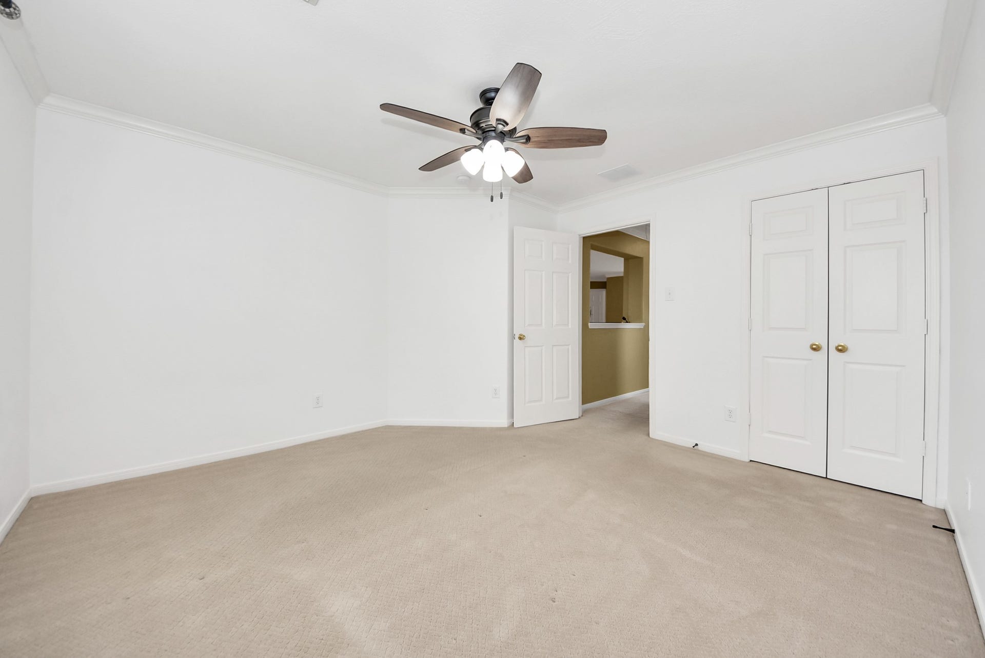 Upstairs secondary bedroom.